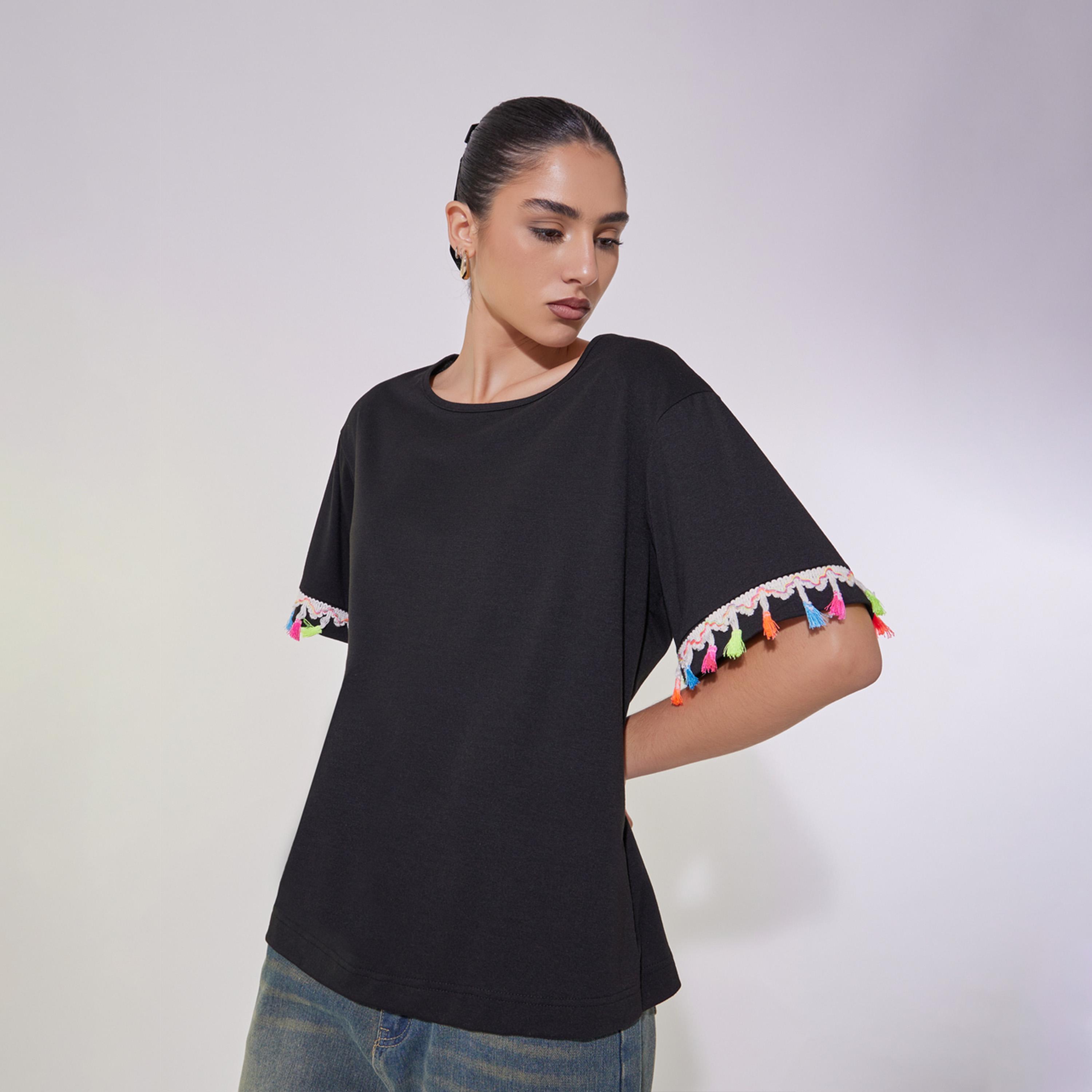 تيشيرت بقصة مريحة وتفاصيل دانتيل-women-clothing-tshirts-image-2