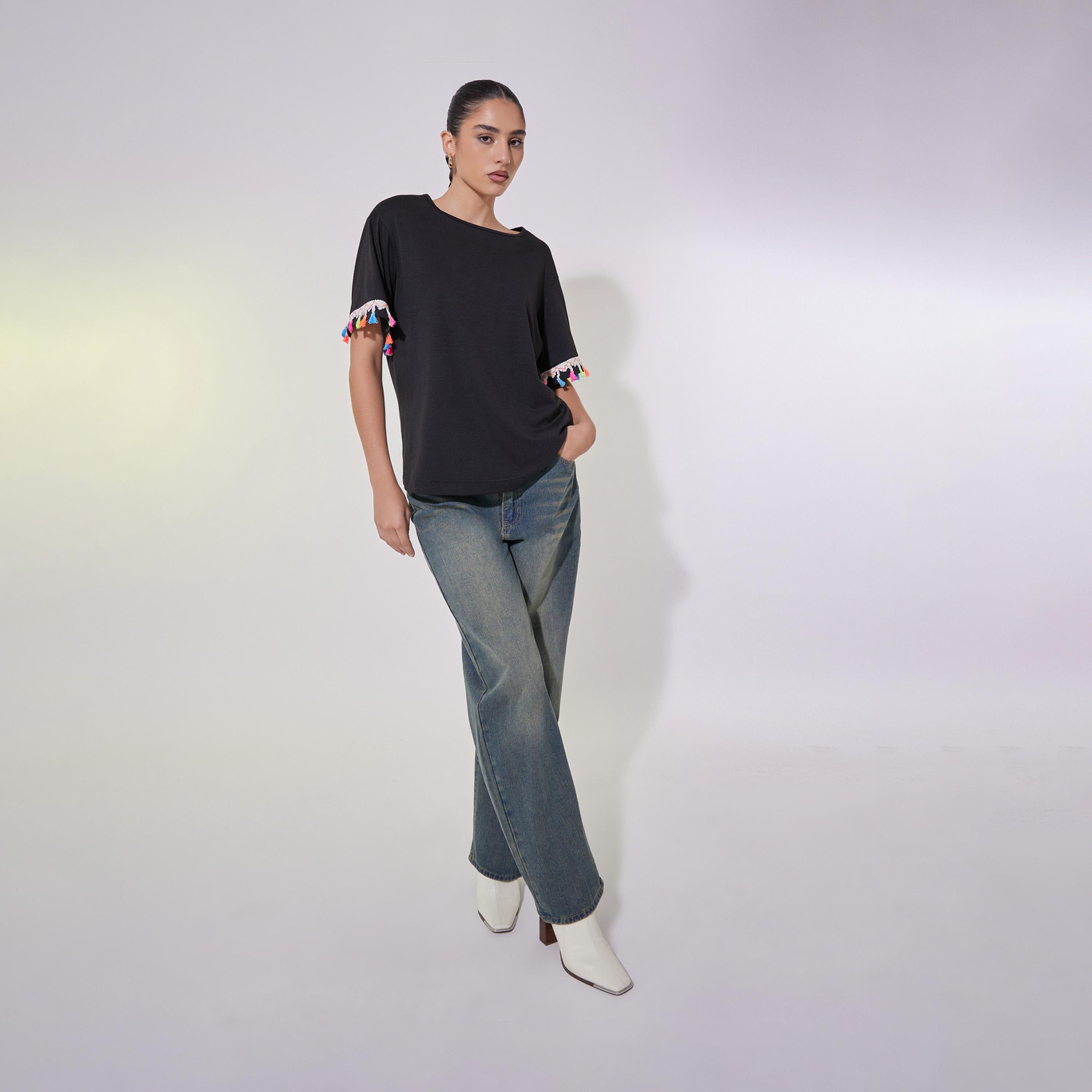 تيشيرت بقصة مريحة وتفاصيل دانتيل-women-clothing-tshirts-image-3