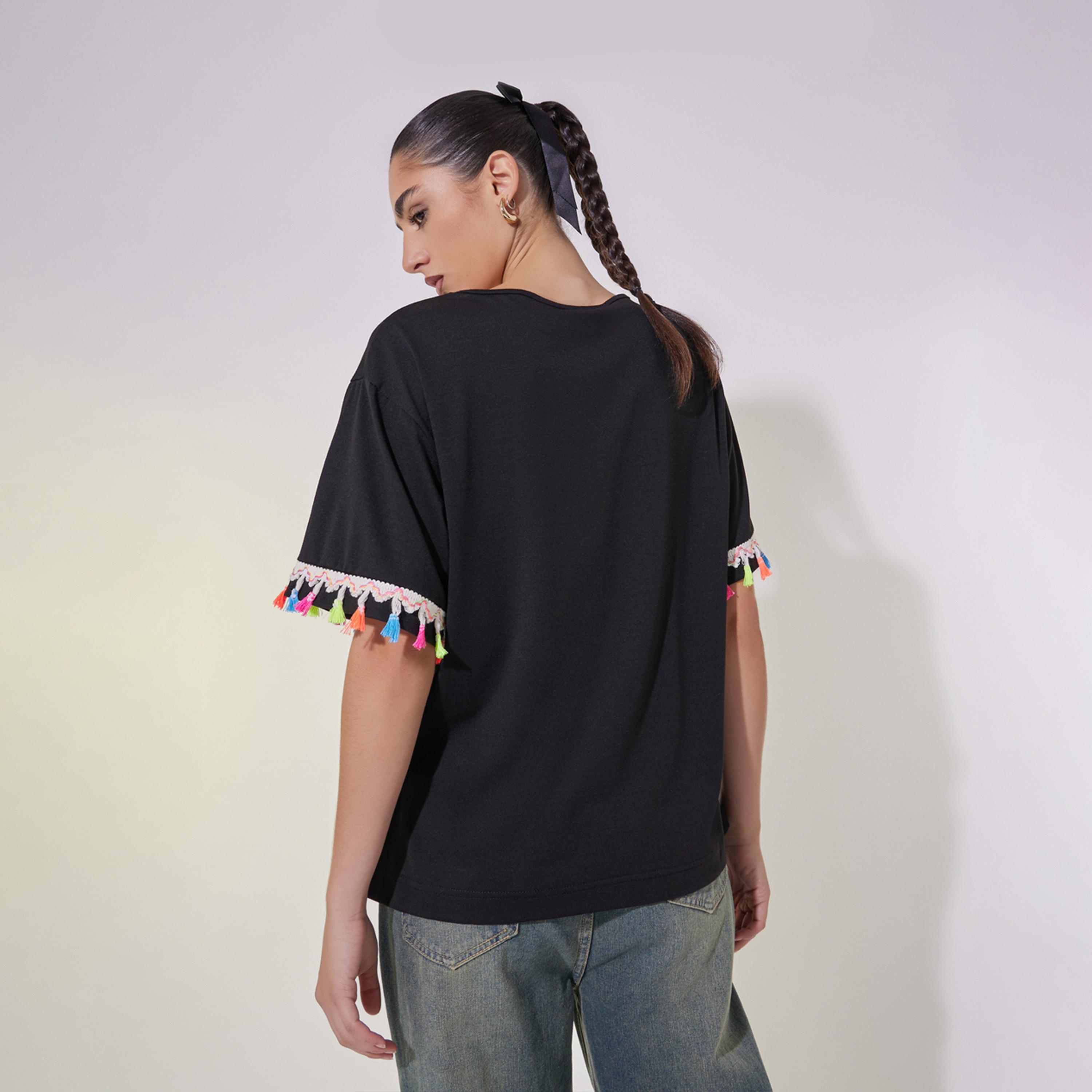 تيشيرت بقصة مريحة وتفاصيل دانتيل-women-clothing-tshirts-image-5