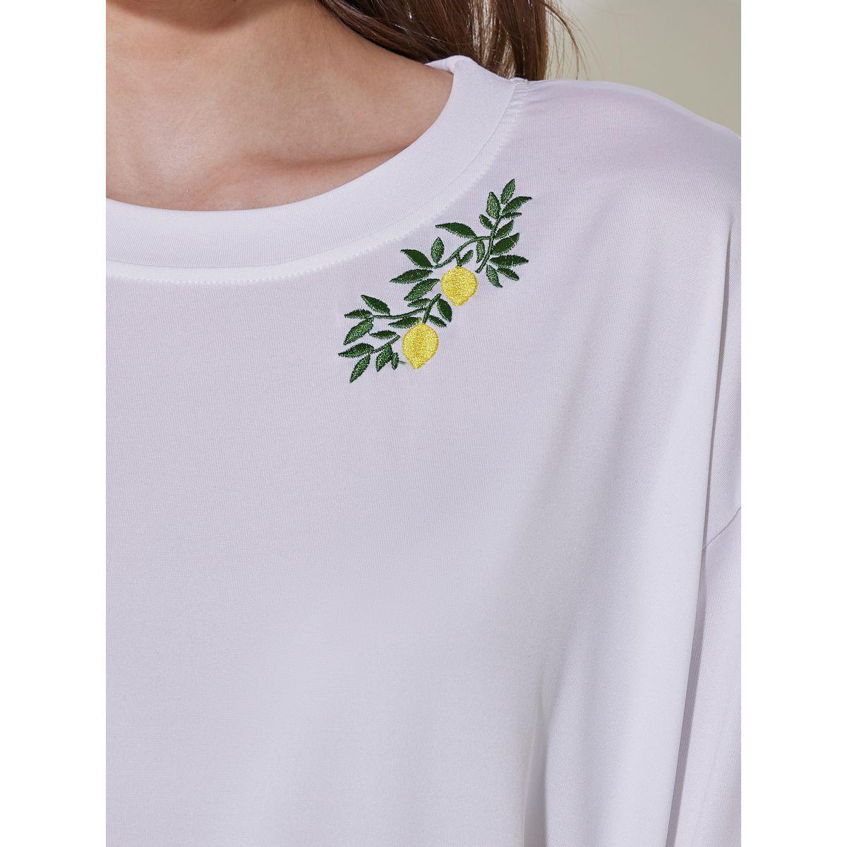 تيشيرت فضفاض بتفاصيل مُطرّزة وياقة دائرية-women-clothing-tshirts-image-3