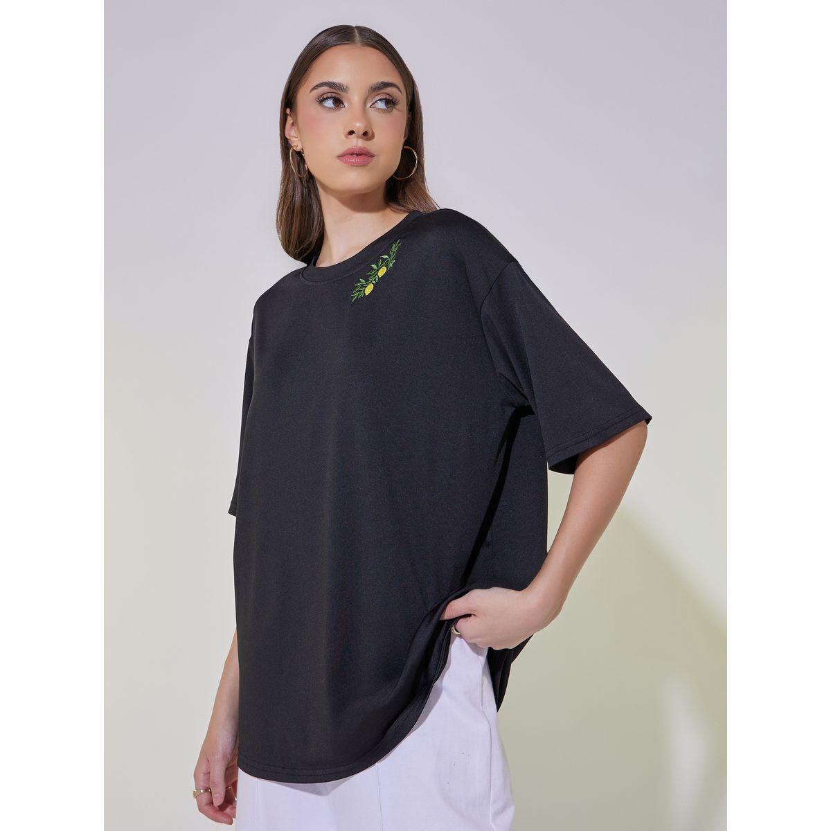 تيشيرت فضفاض بتفاصيل مُطرّزة وياقة دائرية-women-clothing-tshirts-image-3