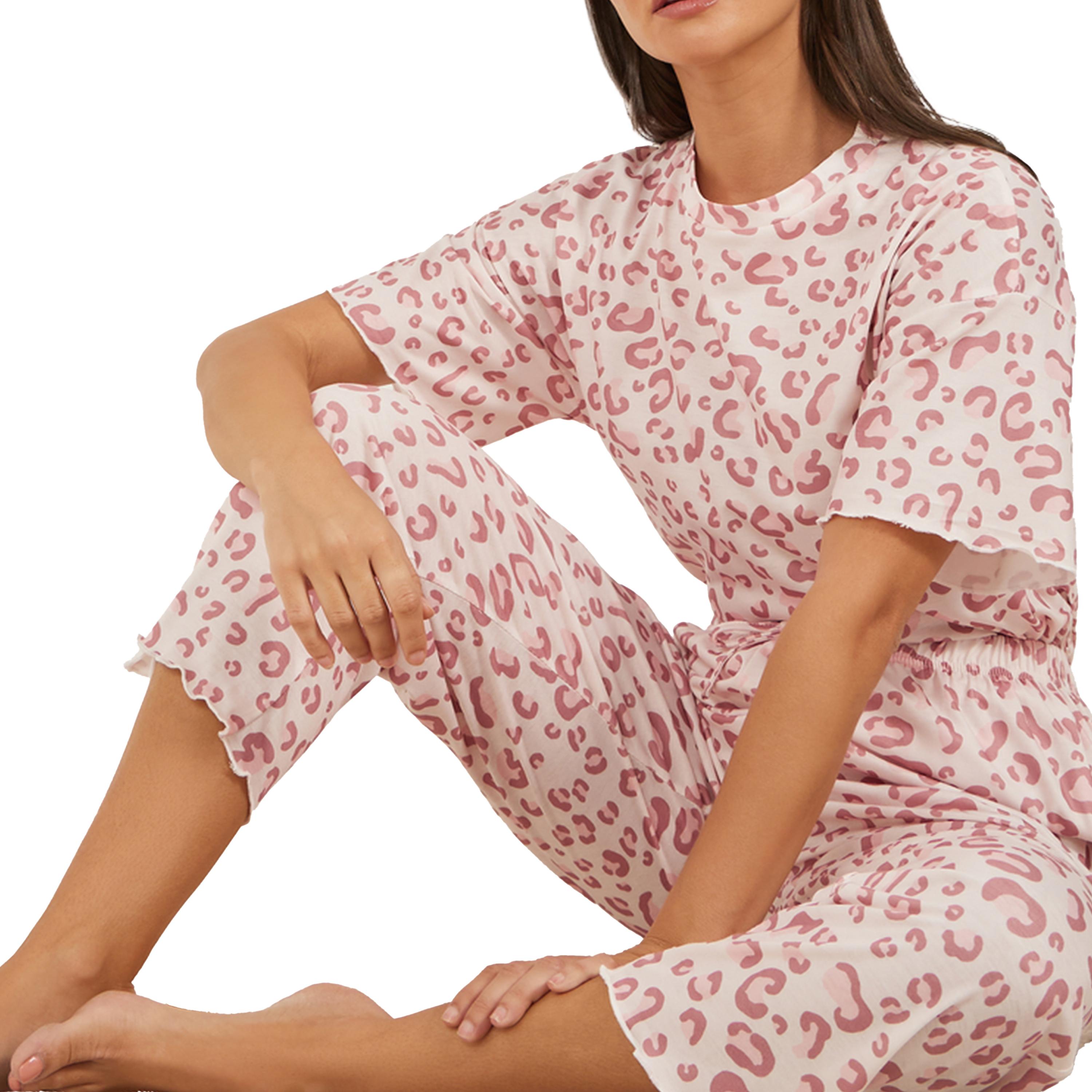 ستايلي - طقم تي شيرت بطبعة جلد النمر وحافة متعرجة مع برمودا بيجامة-women-clothing-nightwear-pyjamas-longsets-image-1