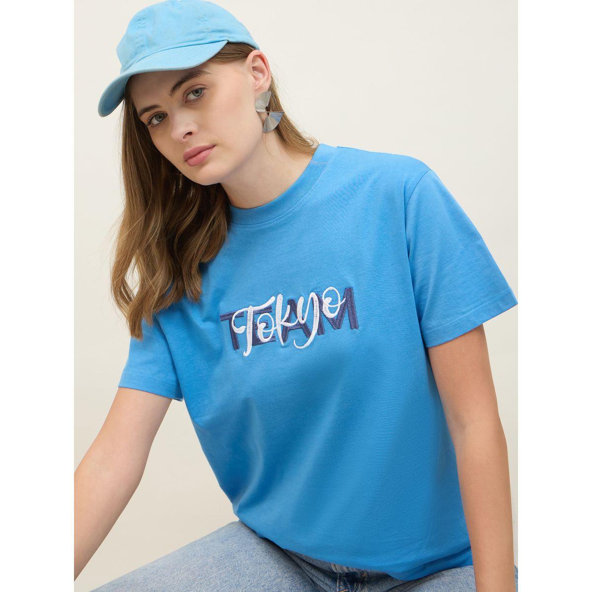 تيشيرت بقصة بوكسي وياقة دائرية مع كتابة مُطرّزة-women-clothing-tshirts-image-4
