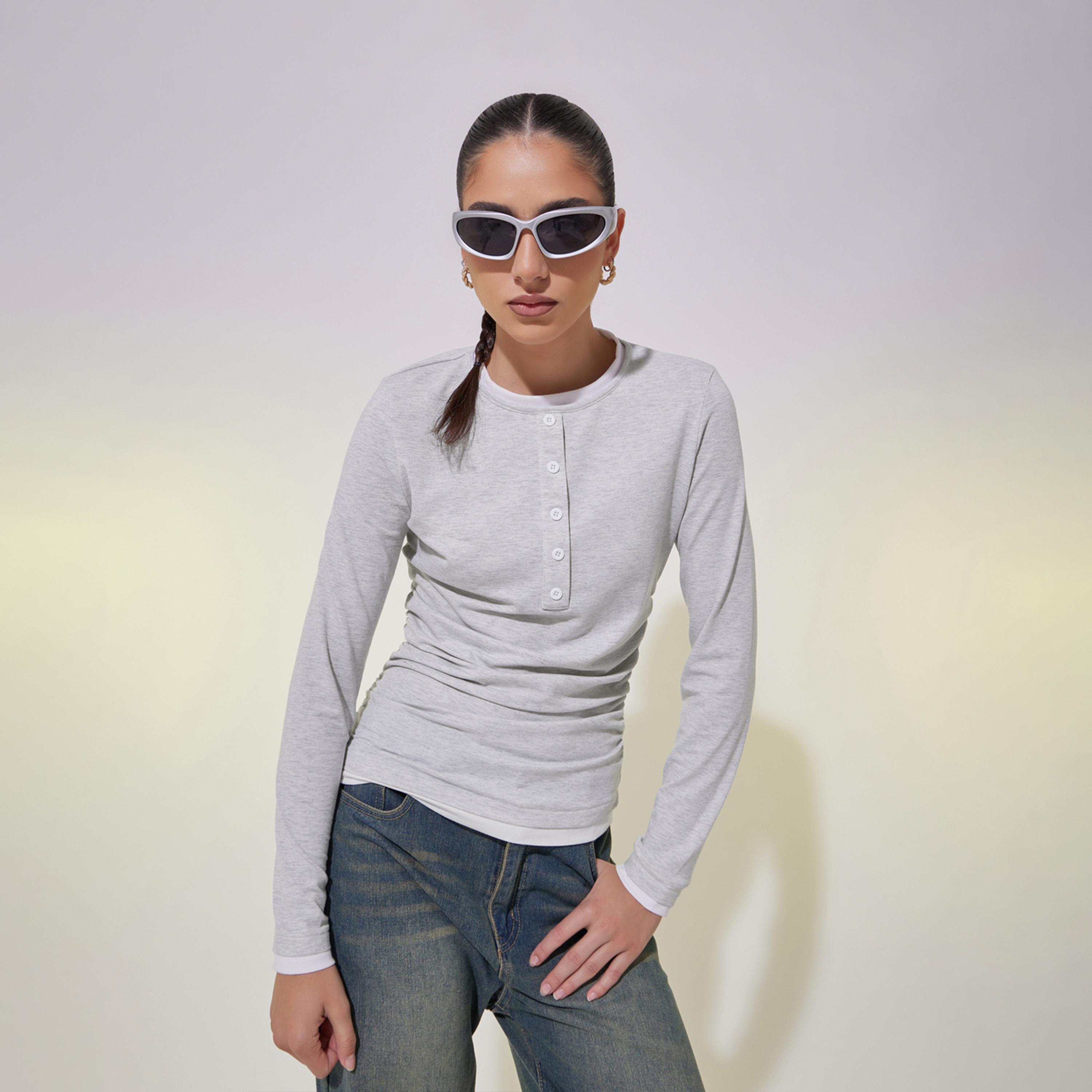 تيشيرت بقصة عادية وتفاصيل مُتباينة مع ازرار-women-clothing-tshirts-image-1
