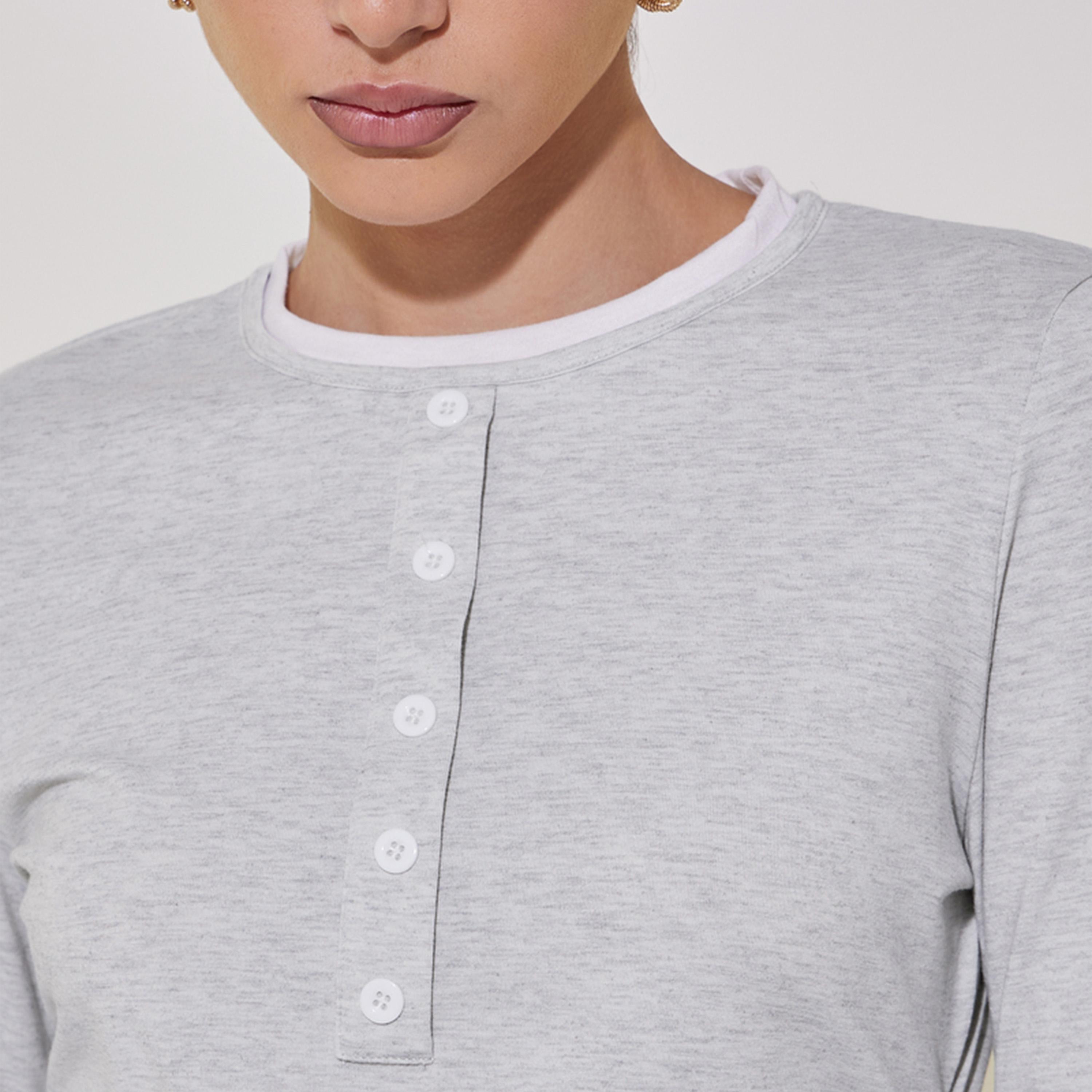 تيشيرت بقصة عادية وتفاصيل مُتباينة مع ازرار-women-clothing-tshirts-image-4