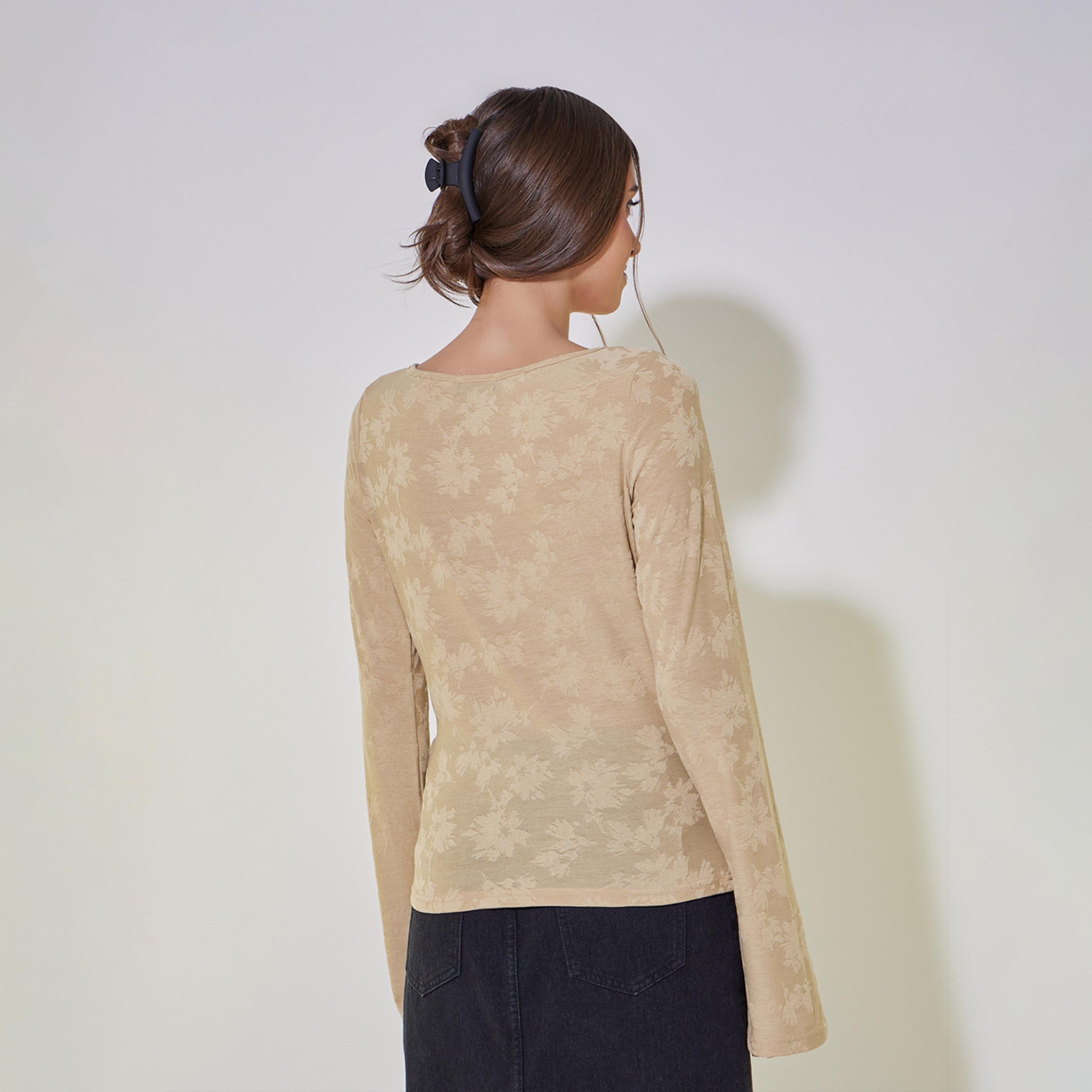 بلوزة بتفاصيل زهور جاكار واكمام بنمط جرس-women-clothing-shirtsandblouses-blouses-image-4