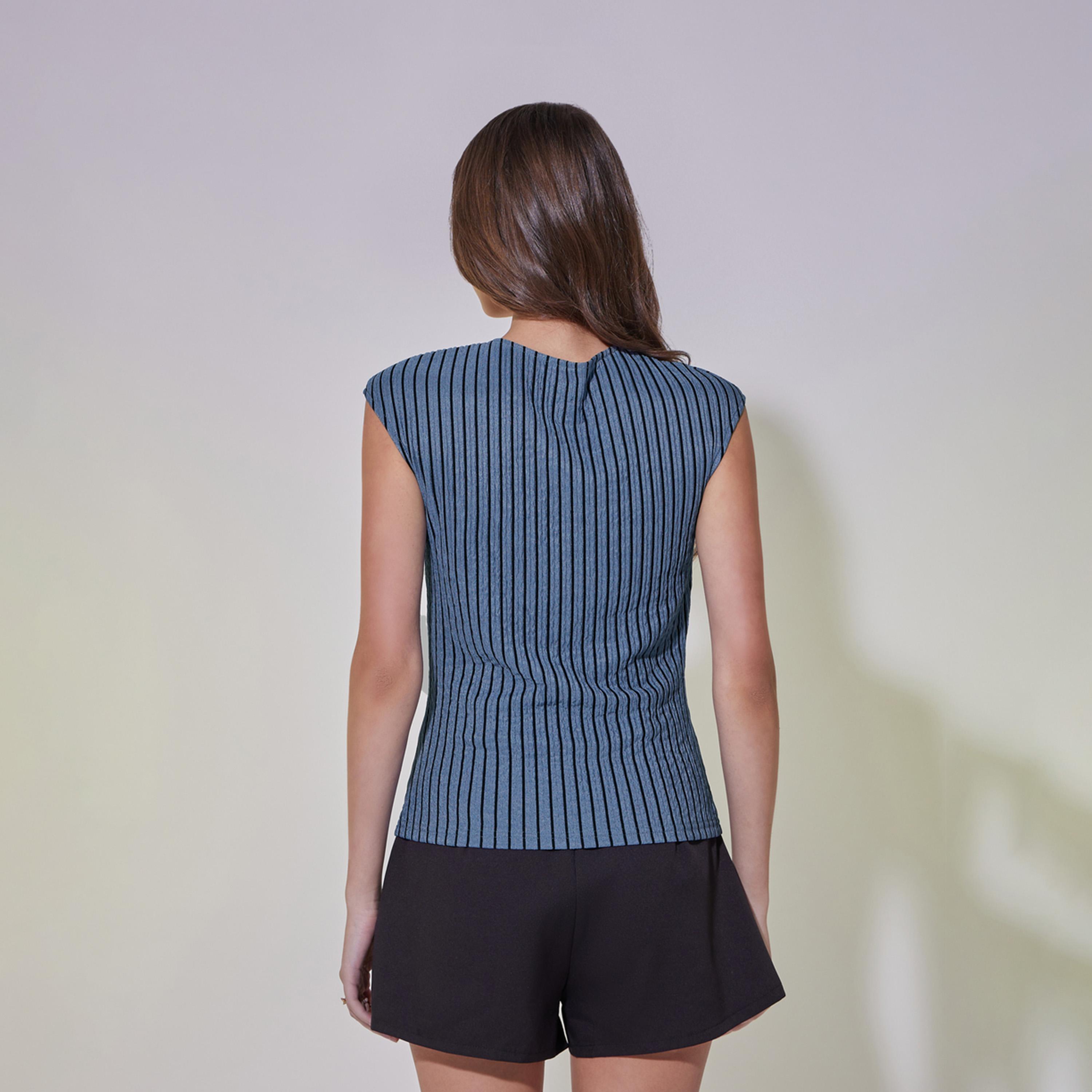 تيشيرت مخطط بتفاصيل بارزة الملمس-women-clothing-tshirts-image-1