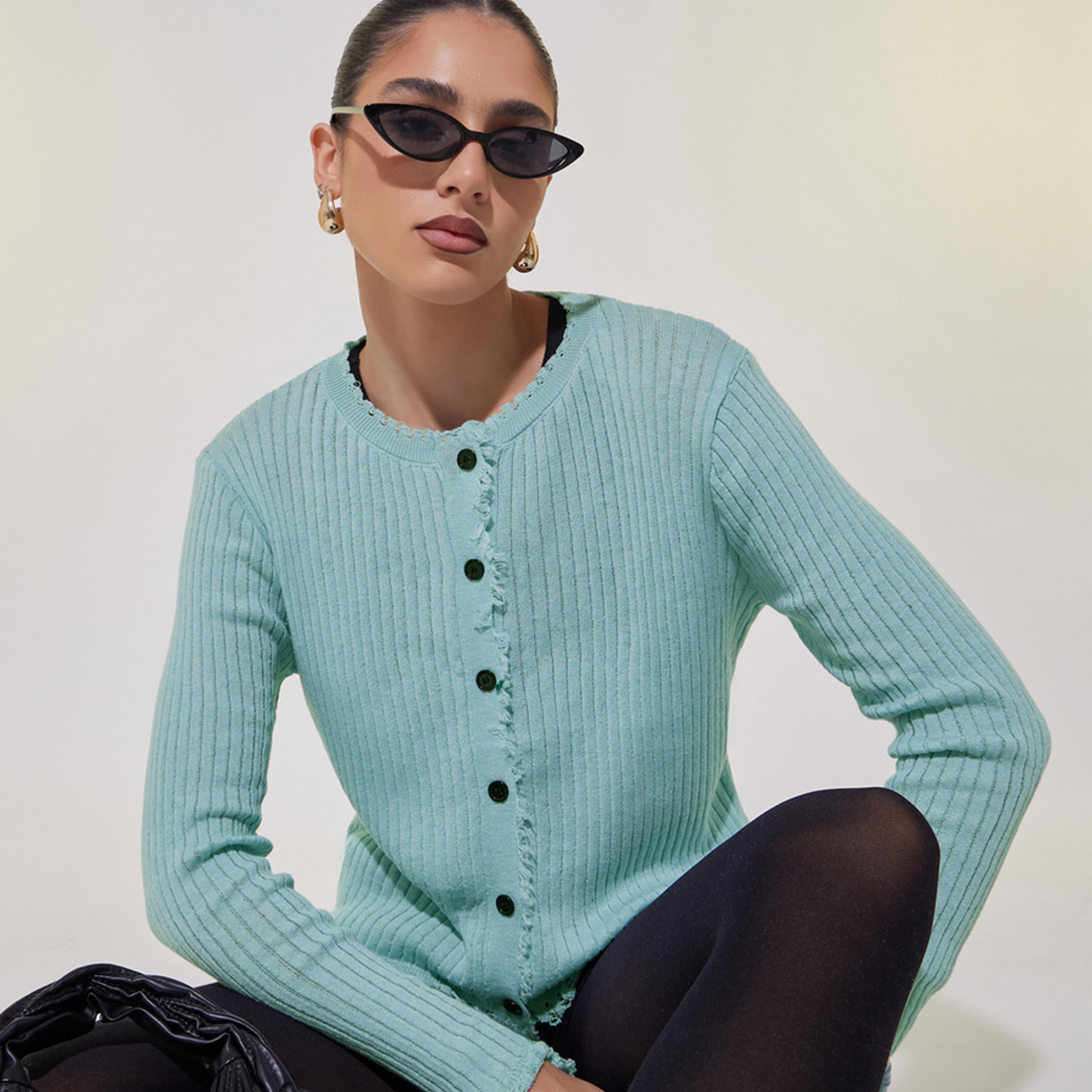 بلوزة مضلعة باكمام طويلة وحواف ممزقة-women-clothing-shirtsandblouses-blouses-image-1