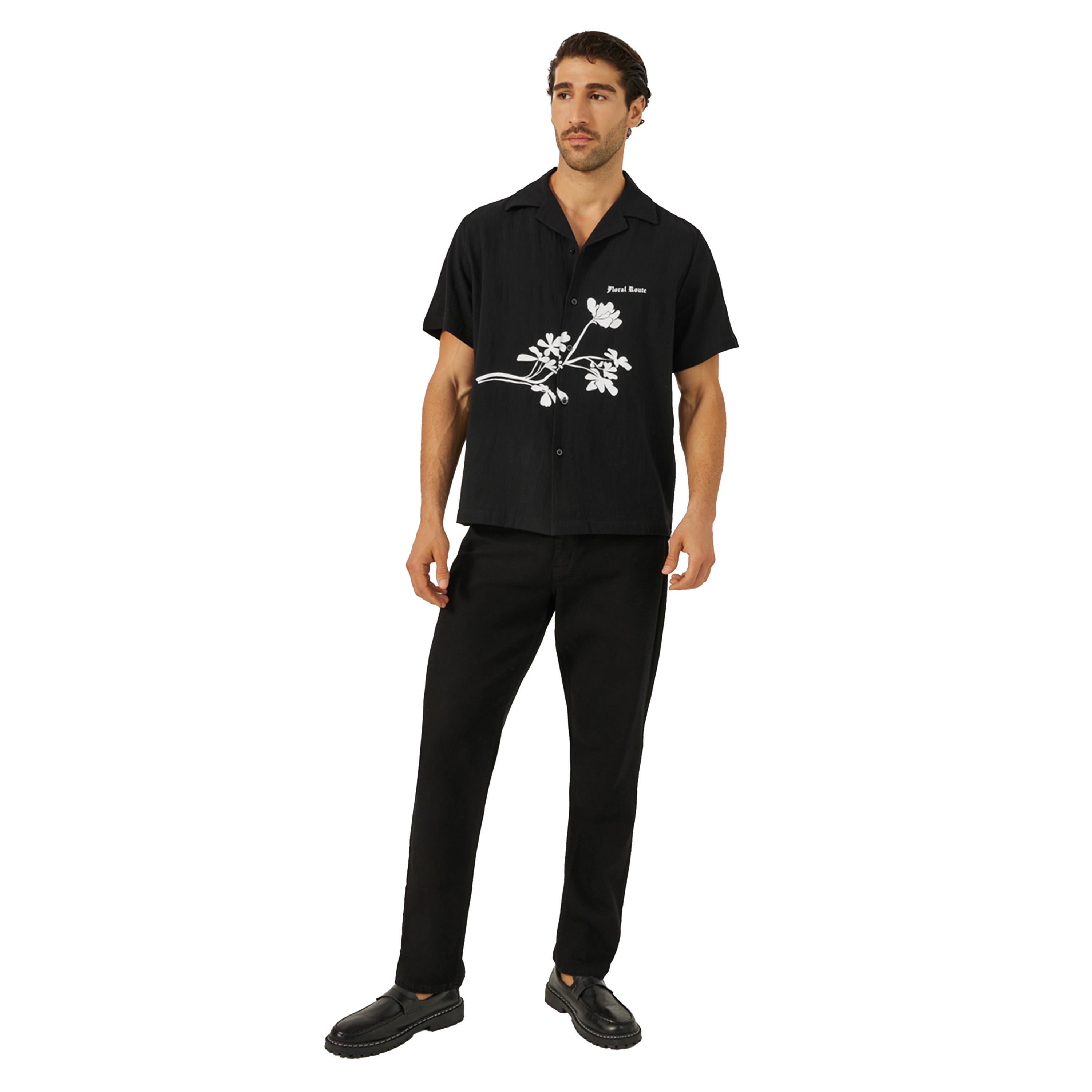 ستايلي - قميص مطبوع بقصّة مريحة وياقة منتجعية-men-clothing-shirts-image-2