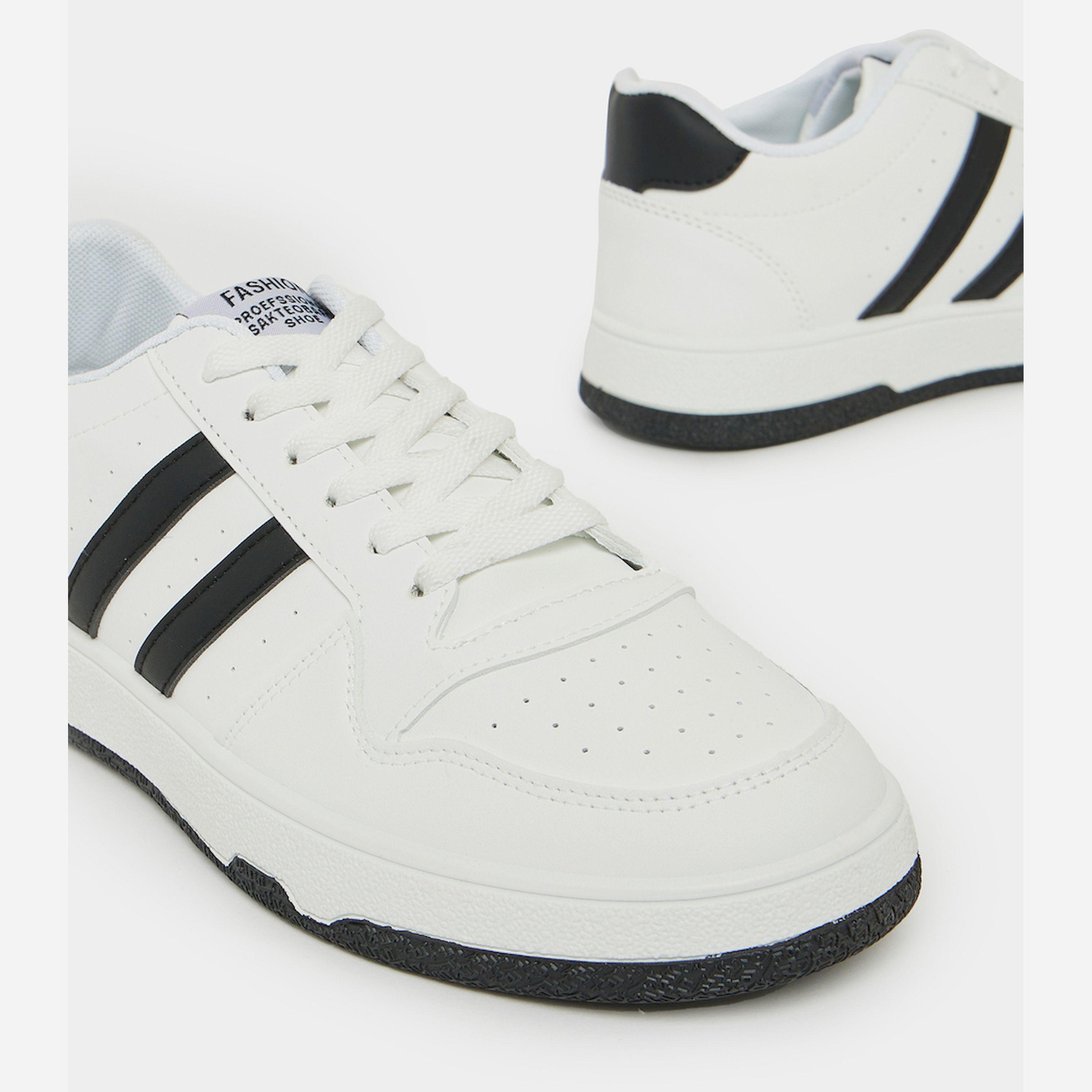 ستايلي - حذاء رياضي بياقة منخفضة ورباط وخطين-men-shoes-sneakers-image-3