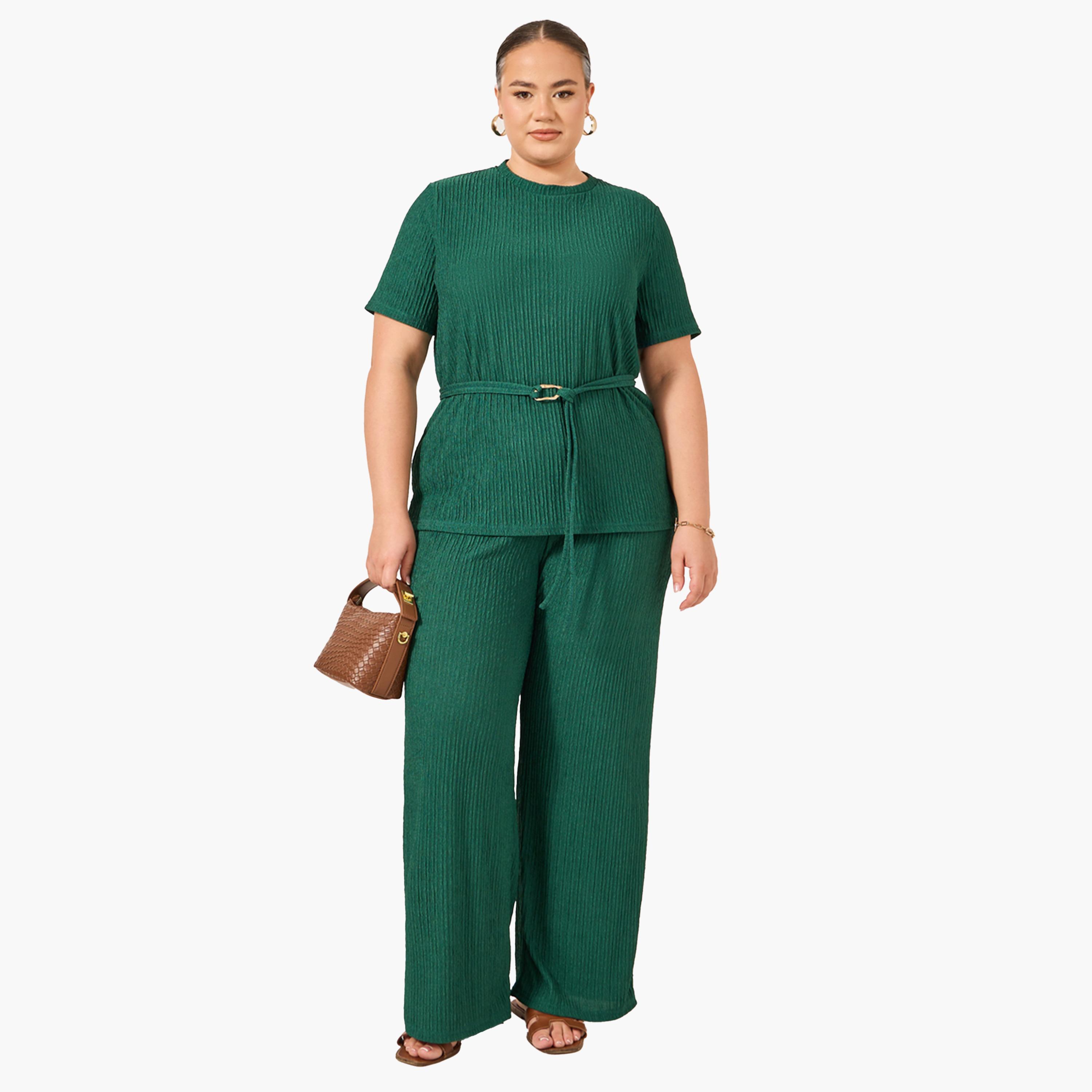 ستايلي - طقم مقاس كبير من بلوزة مجعدة محبوكة بأكمام قصيرة وبنطال بساق مستقيمة-women-clothing-dresses-image-1