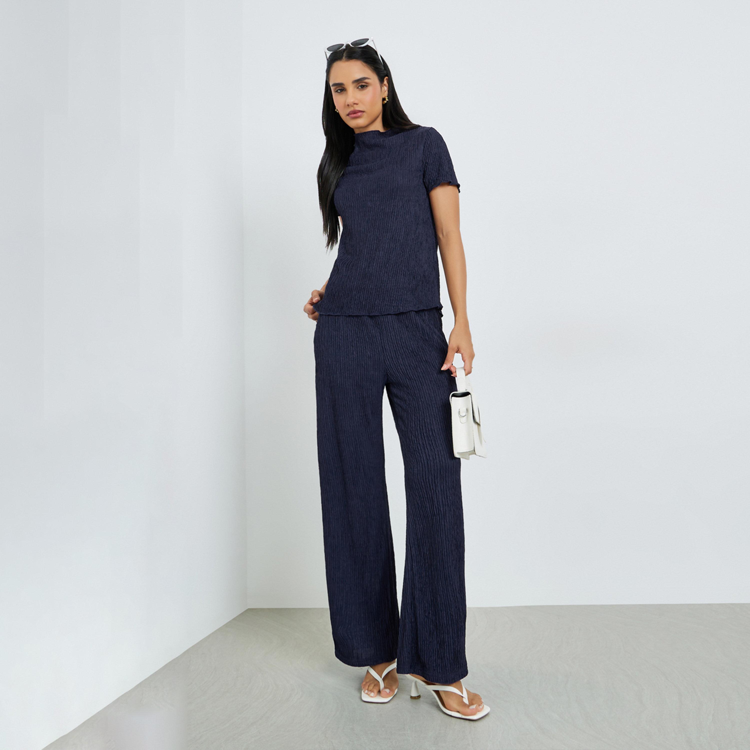طقم منسق من بنطال بأرجل واسعة وبلوزة بياقة عالية-women-clothing-coordsets-image-1