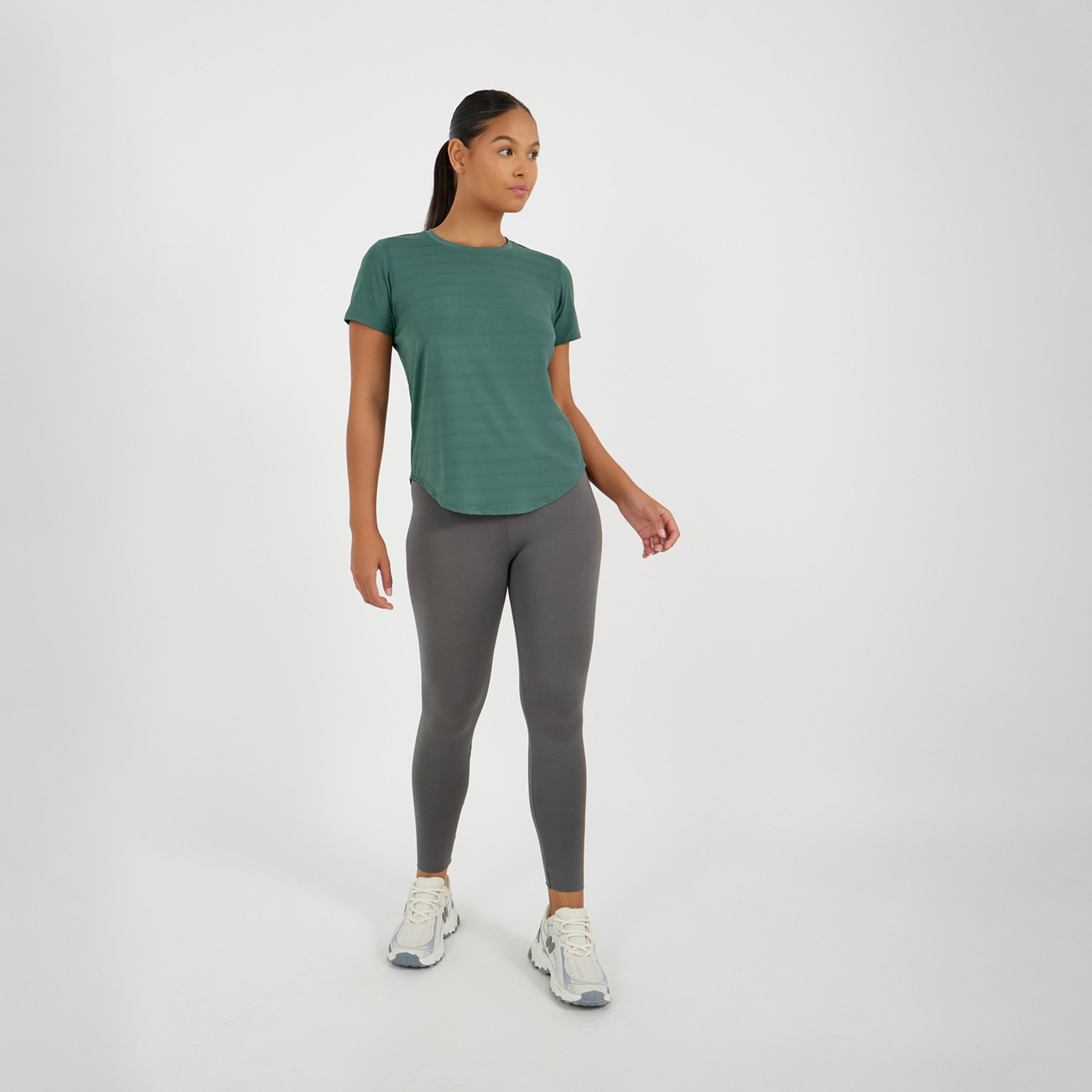 ستايلي - بلوزة قصيرة الأكمام ذات حافة منحنية-men-clothing-sportswearandactivewear-tshirtsandpolos-image-2