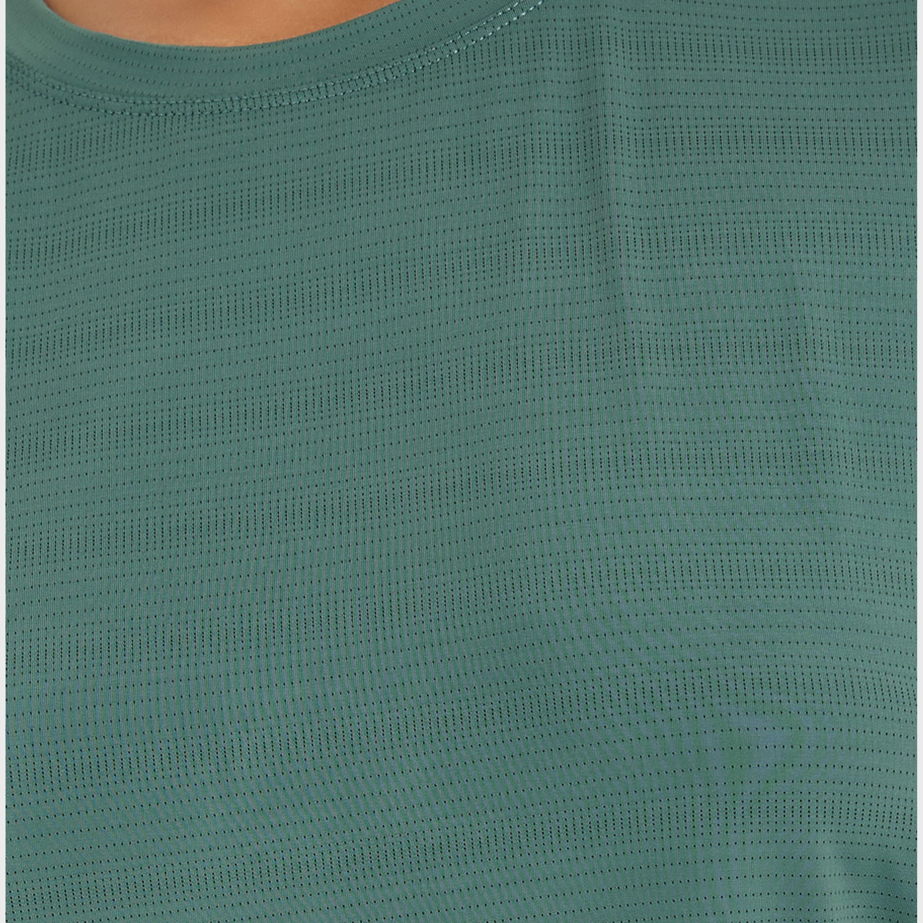 ستايلي - بلوزة قصيرة الأكمام ذات حافة منحنية-men-clothing-sportswearandactivewear-tshirtsandpolos-image-3