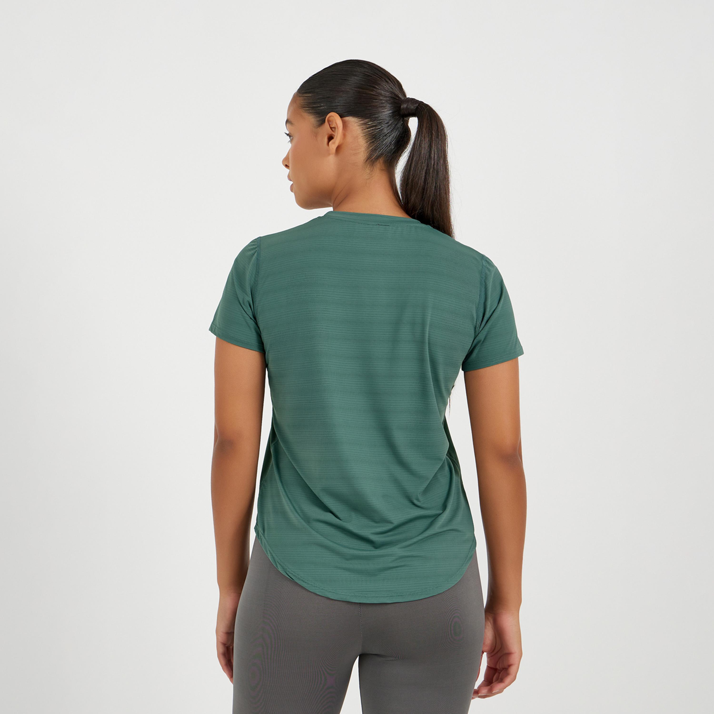 ستايلي - بلوزة قصيرة الأكمام ذات حافة منحنية-men-clothing-sportswearandactivewear-tshirtsandpolos-image-4