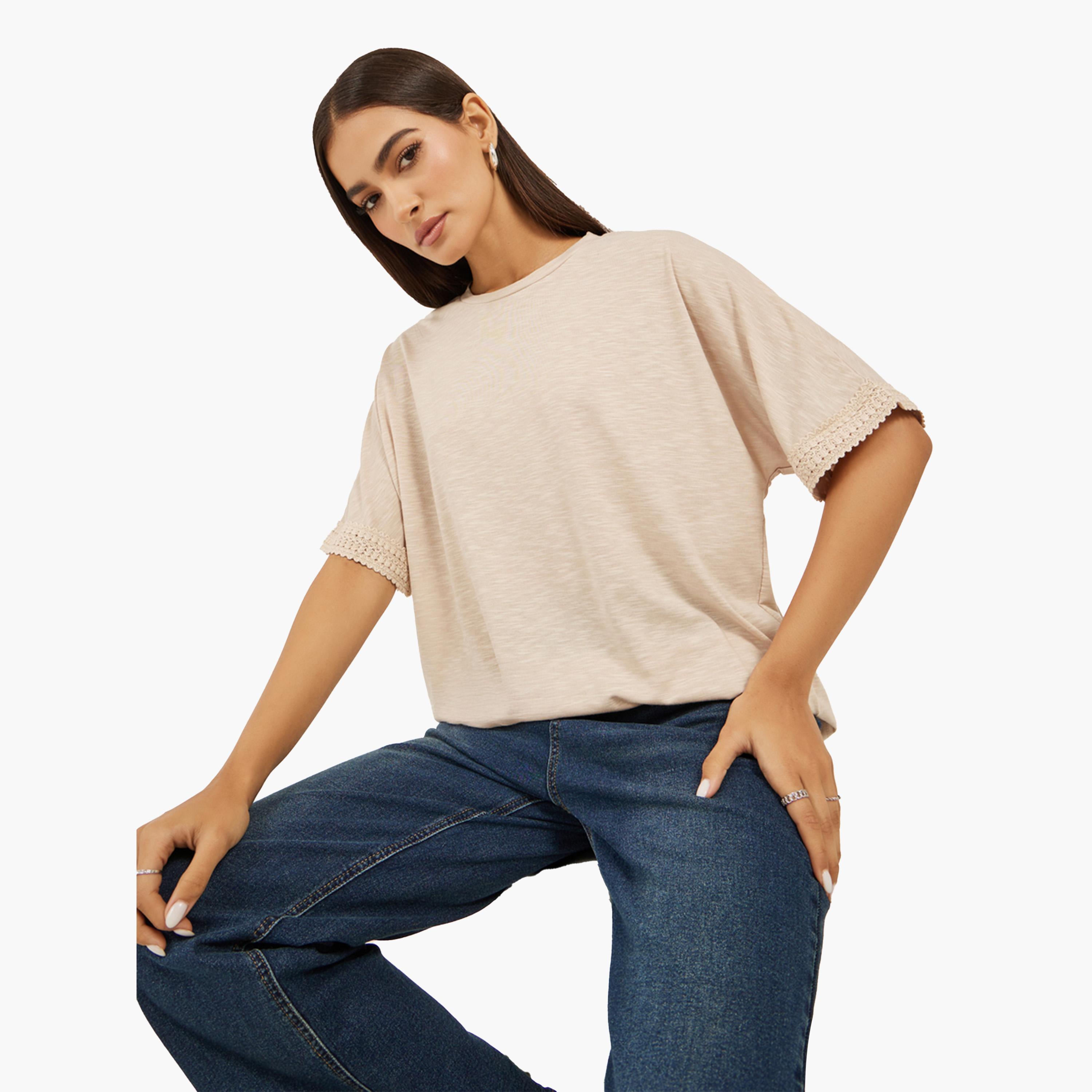 ستايلي - تي شيرت مربع بأكمام قصيرة وتفاصيل من الدانتيل-women-clothing-tshirts-image-1
