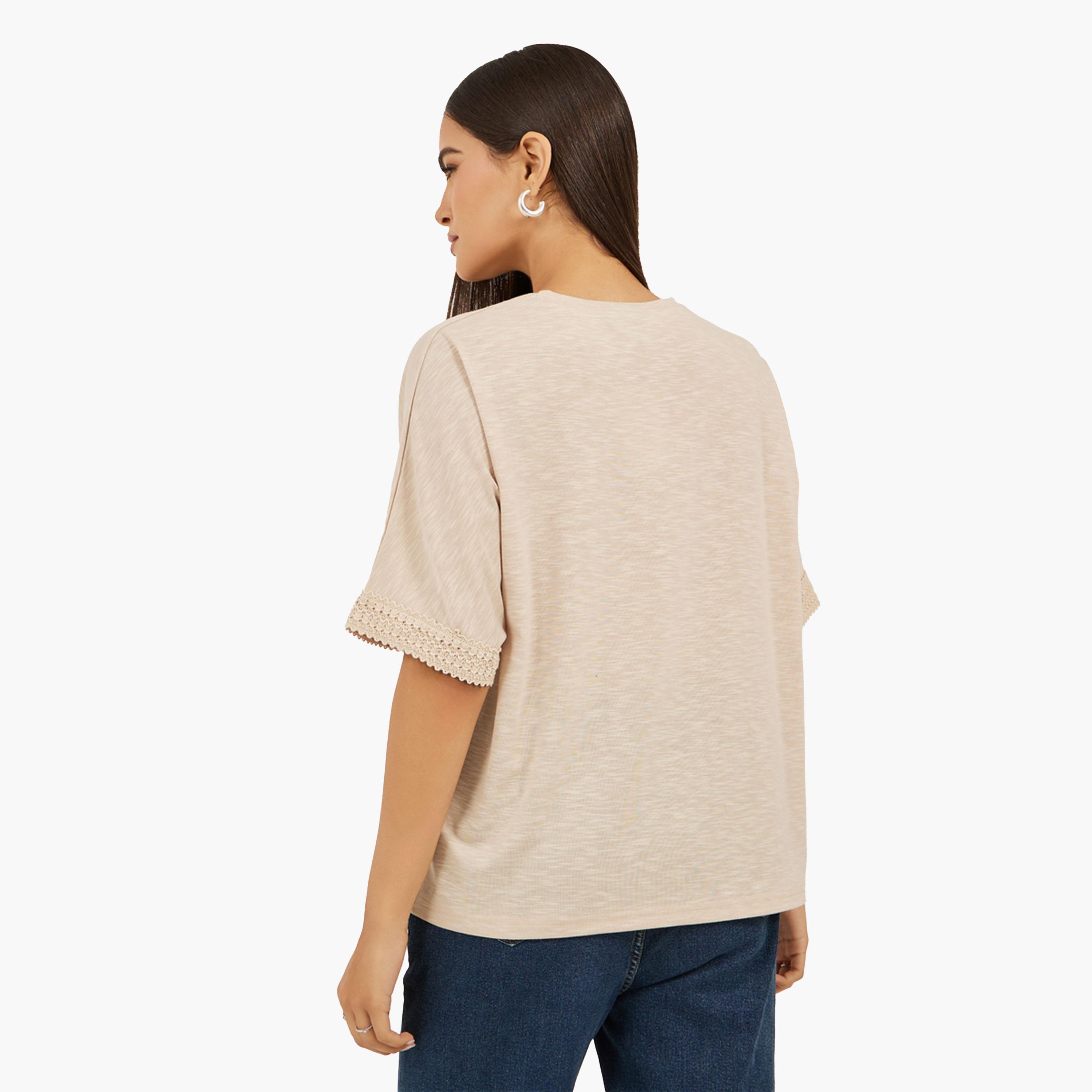 ستايلي - تي شيرت مربع بأكمام قصيرة وتفاصيل من الدانتيل-women-clothing-tshirts-image-5