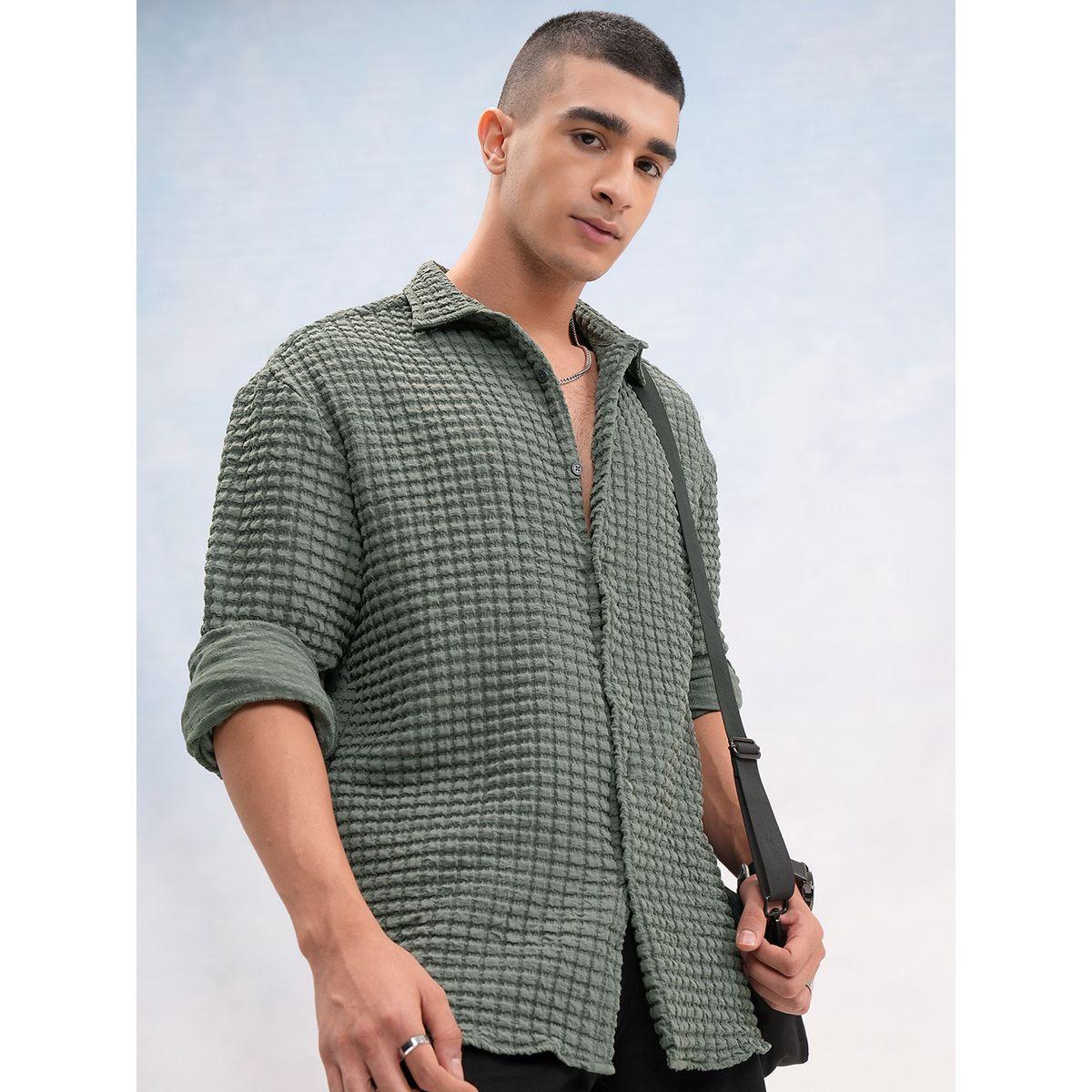 قميص بقصة مريحة وتفاصيل بارزة الملمس-men-clothing-shirts-image-1