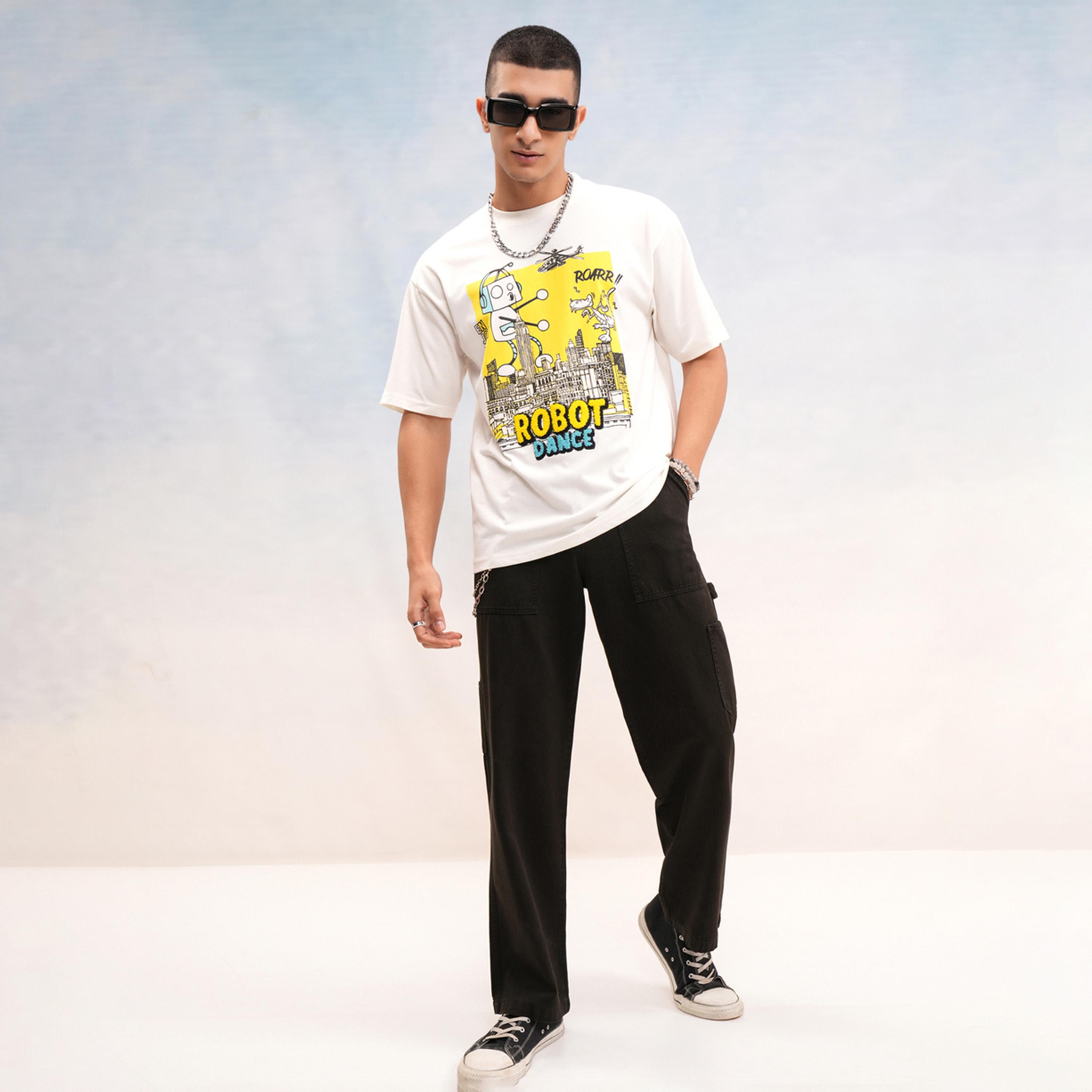 هايلاندر × ستايلي - تي شيرت بقصّة مريحة ورقبة مستديرة وطبعة جرافيكية-men-clothing-tshirtsandpolos-tshirts-image-2