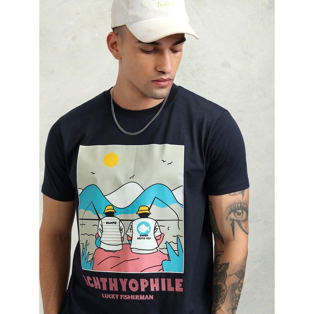 تيشيرت بقصة عادية وياقة دائرية مع طبعة جرافيك هايلاندر × ستايلي-men-clothing-tshirtsandpolos-tshirts-image-1