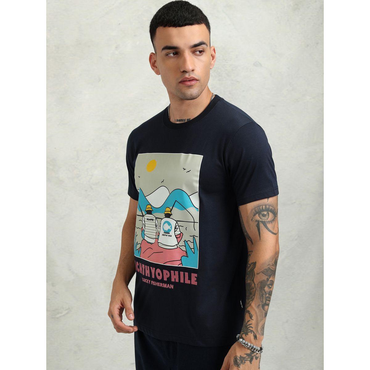 تيشيرت بقصة عادية وياقة دائرية مع طبعة جرافيك هايلاندر × ستايلي-men-clothing-tshirtsandpolos-tshirts-image-4