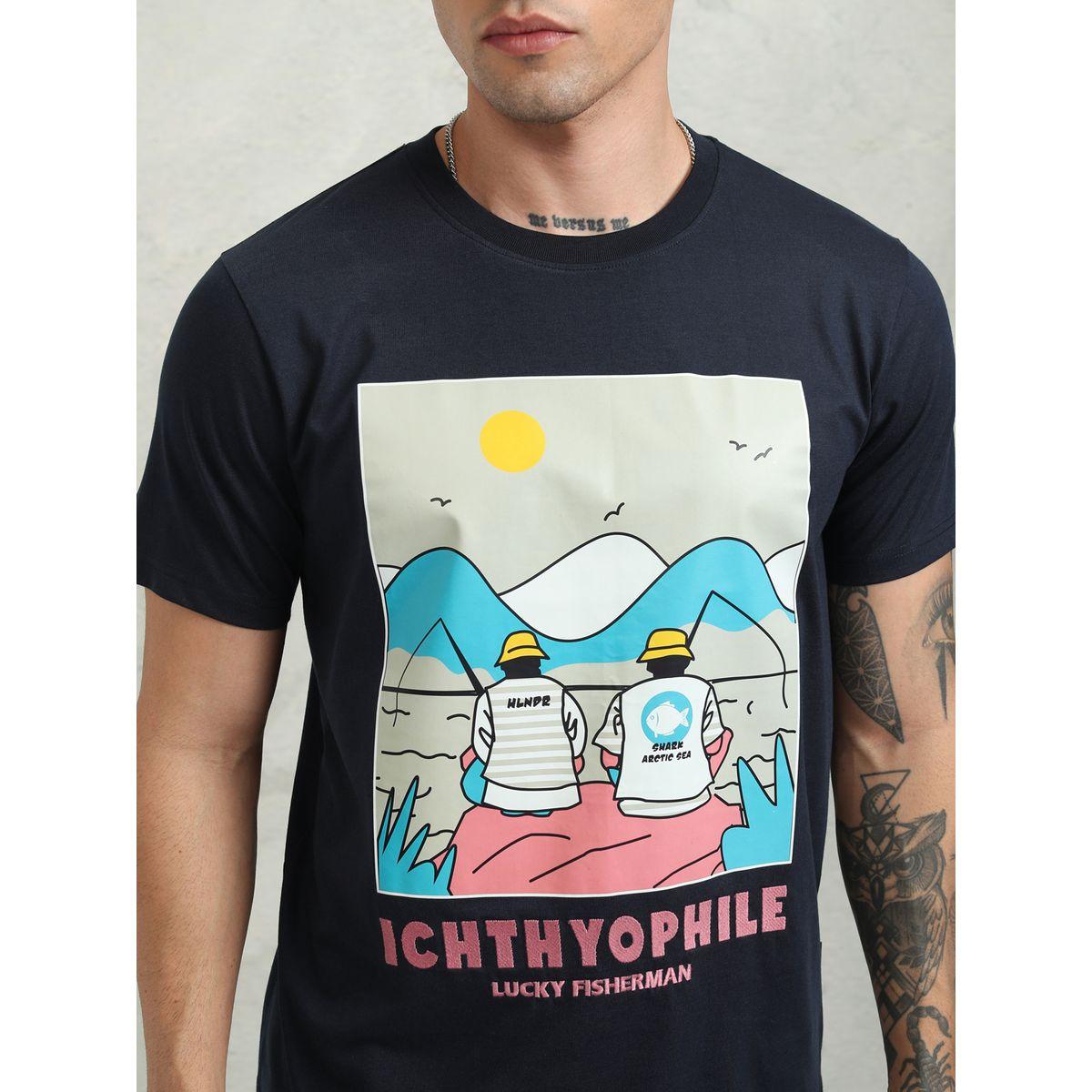 تيشيرت بقصة عادية وياقة دائرية مع طبعة جرافيك هايلاندر × ستايلي-men-clothing-tshirtsandpolos-tshirts-image-5