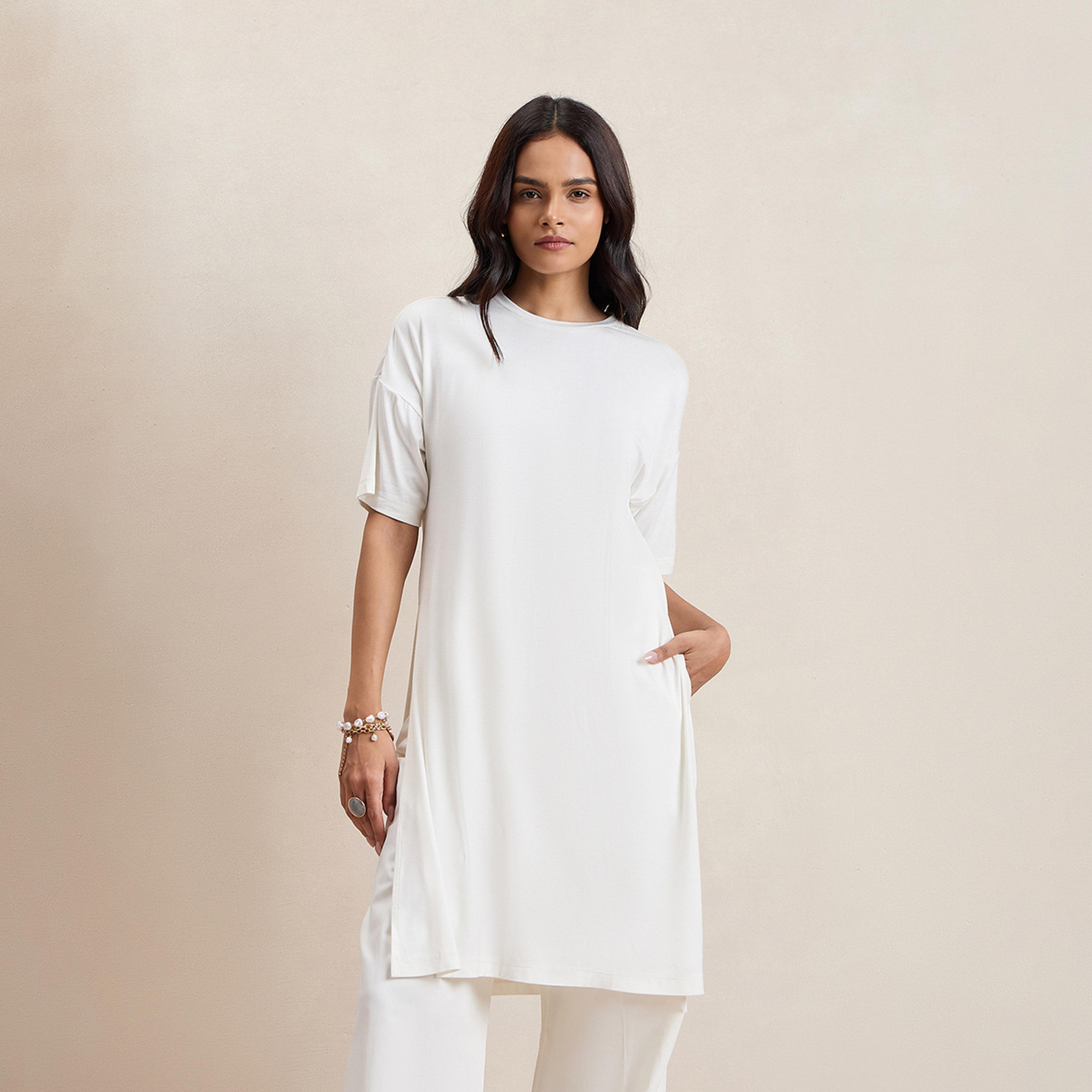 فيميلا × ستايلي - بلوزة سادة طويلة بكتف منسدل وفتحة-women-clothing-tshirts-image-1