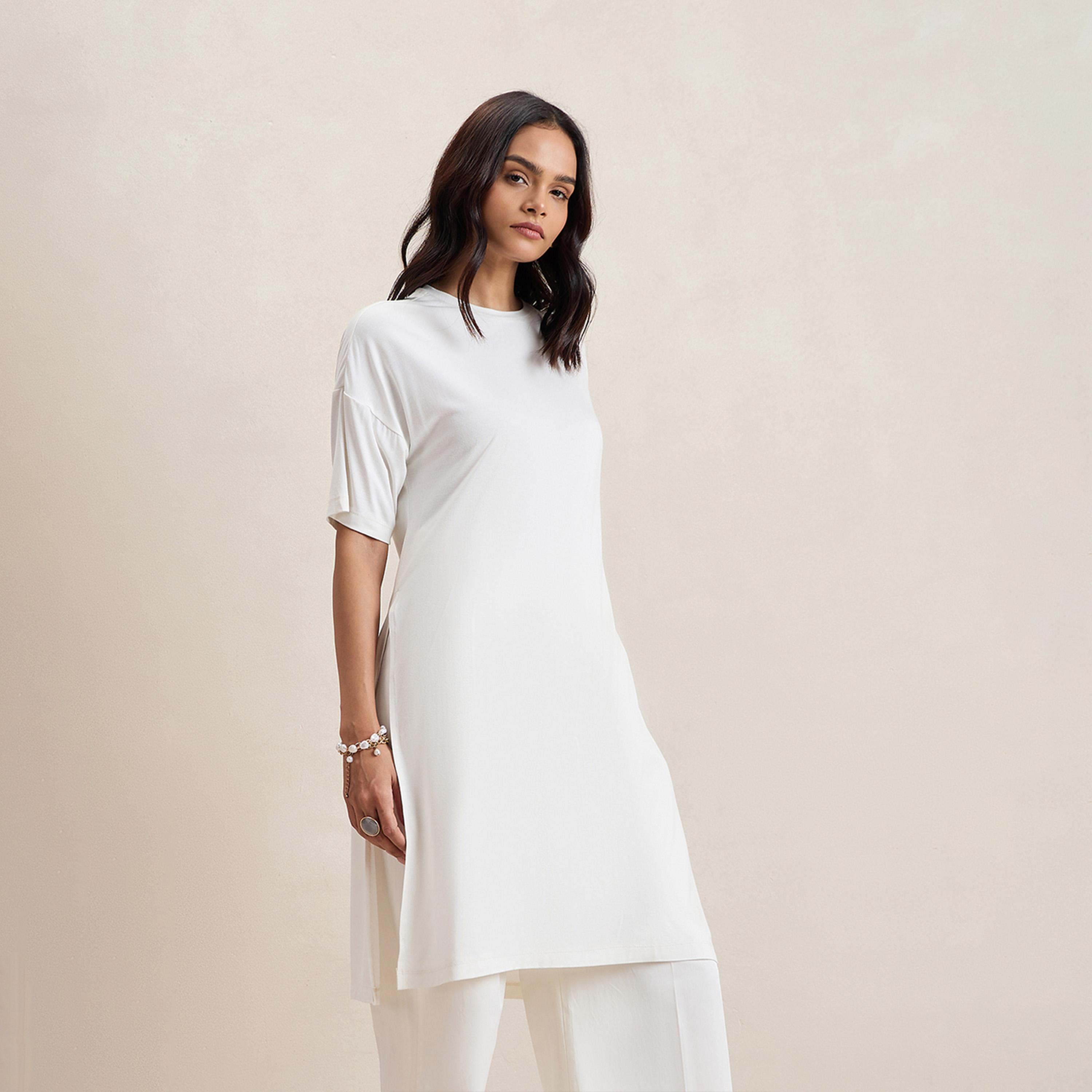 فيميلا × ستايلي - بلوزة سادة طويلة بكتف منسدل وفتحة-women-clothing-tshirts-image-2