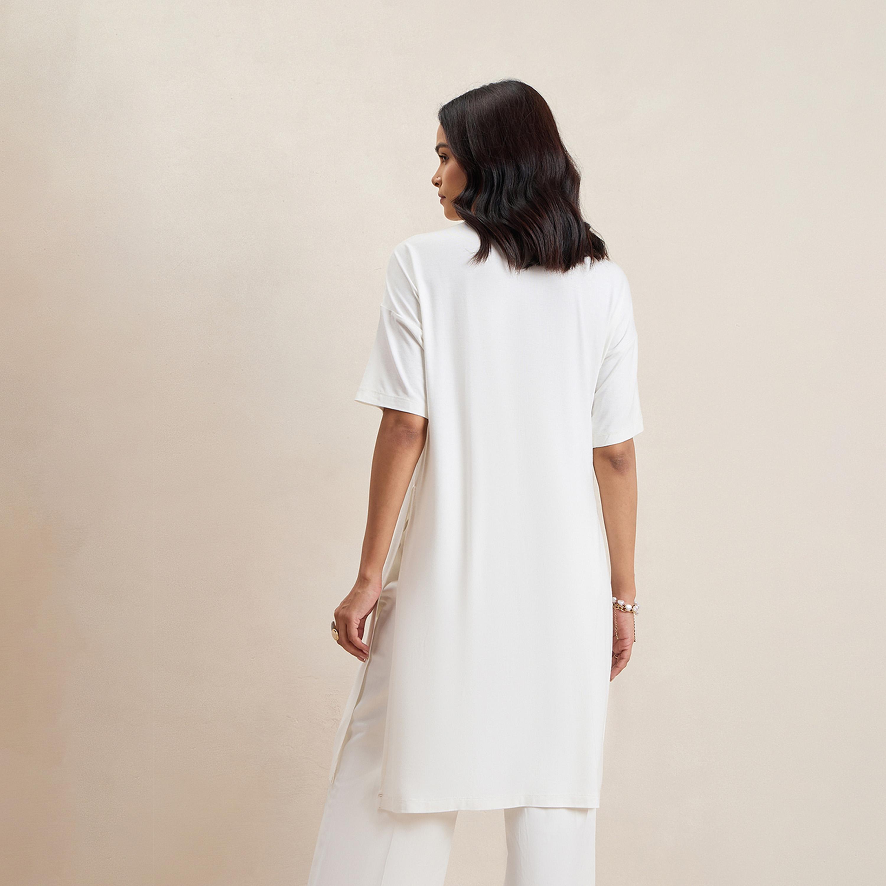 فيميلا × ستايلي - بلوزة سادة طويلة بكتف منسدل وفتحة-women-clothing-tshirts-image-3