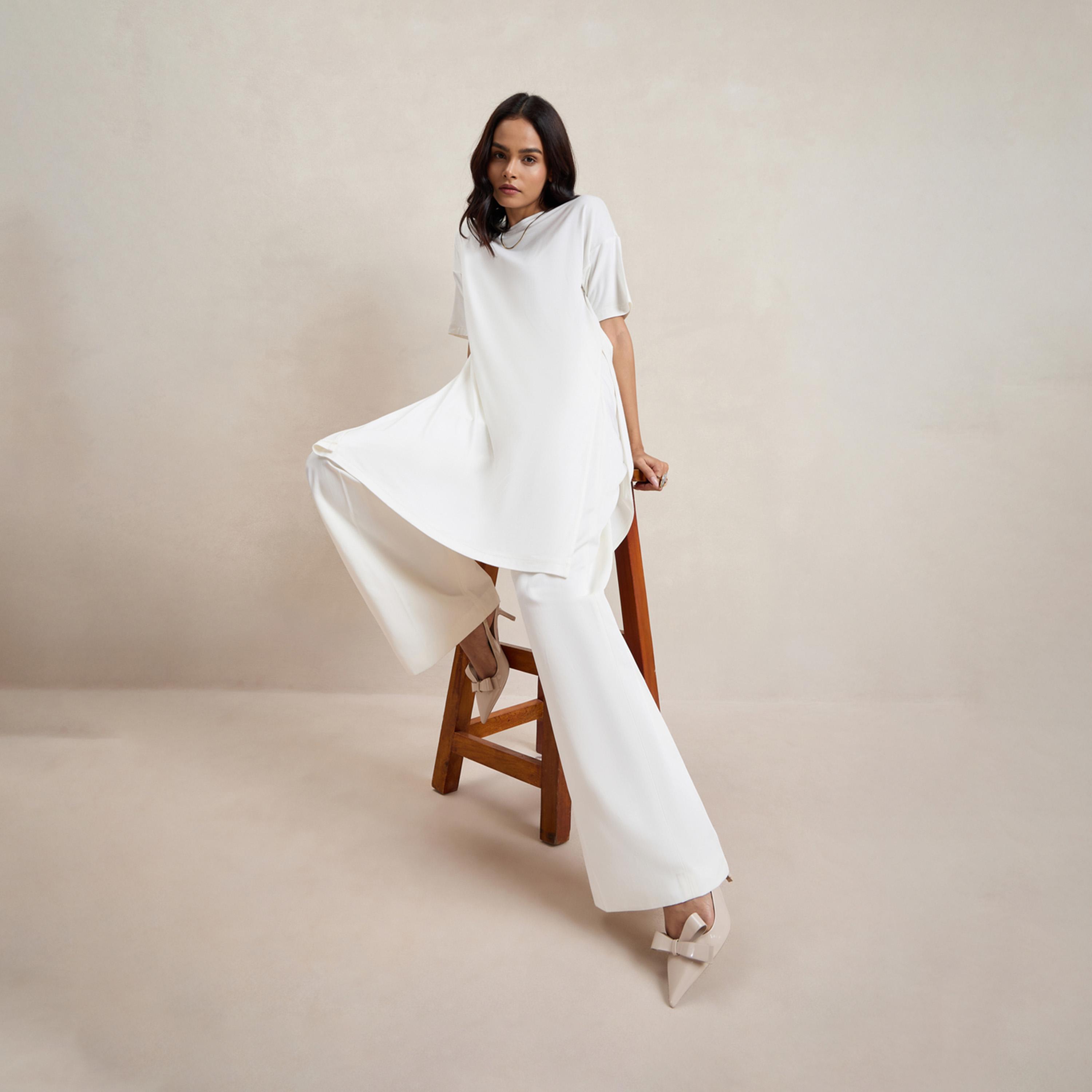 فيميلا × ستايلي - بلوزة سادة طويلة بكتف منسدل وفتحة-women-clothing-tshirts-image-6