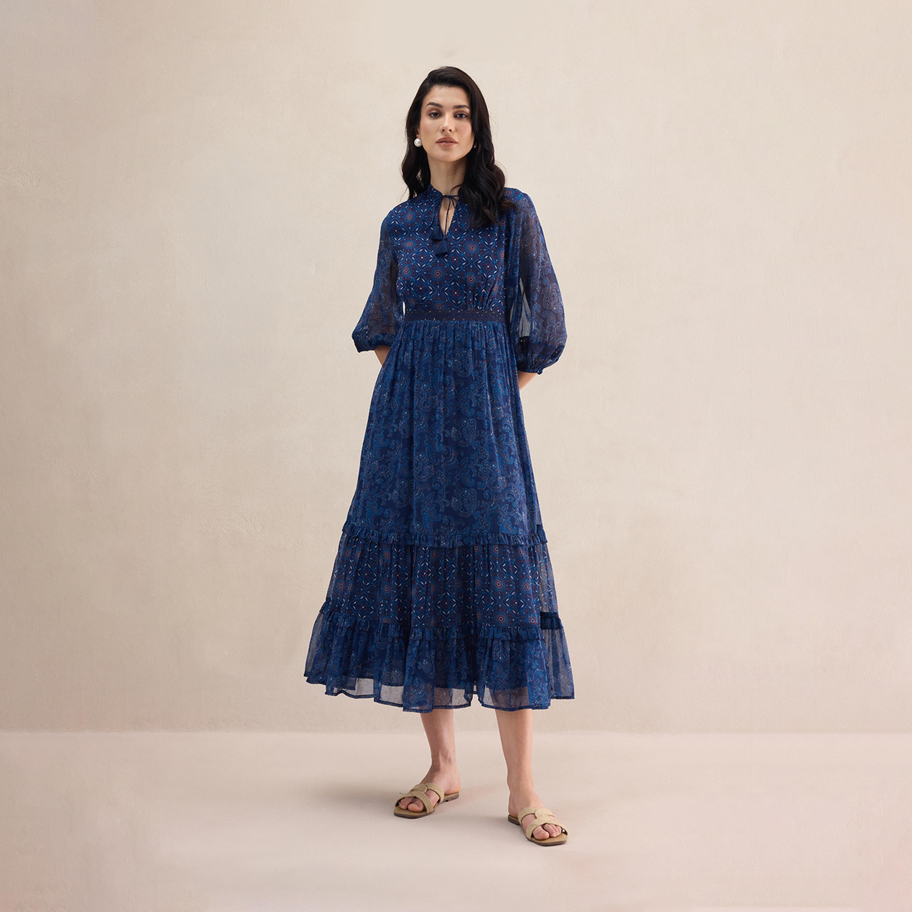 فيميلا × ستايلي - فستان ماكسي متعدد الطبقات بطبعة بيزلي مع رباط رقبة-women-clothing-dresses-image-1