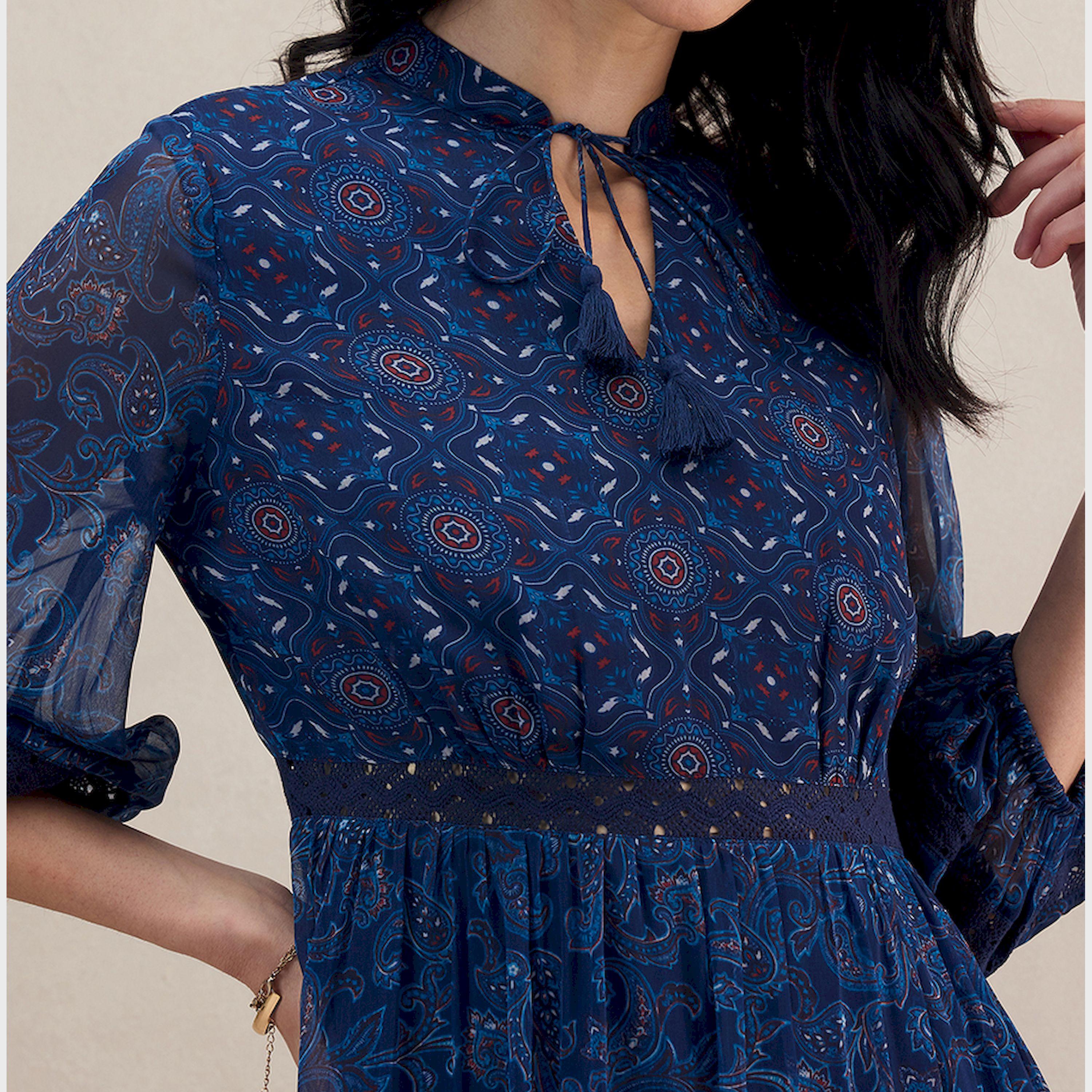 فيميلا × ستايلي - فستان ماكسي متعدد الطبقات بطبعة بيزلي مع رباط رقبة-women-clothing-dresses-image-3