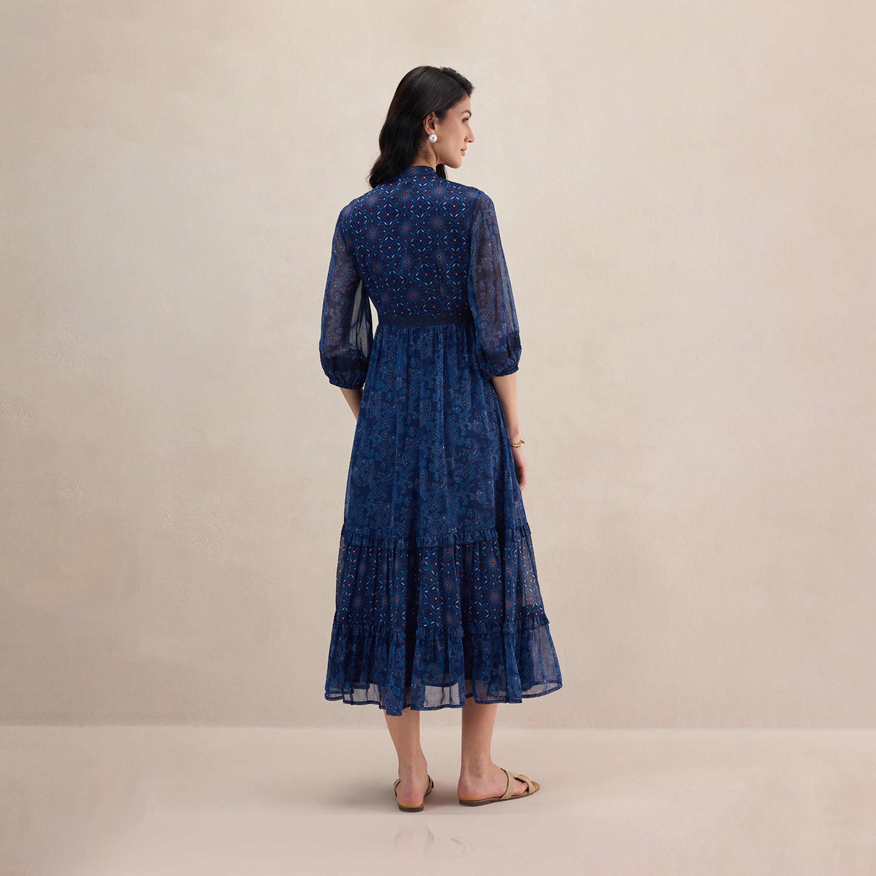 فيميلا × ستايلي - فستان ماكسي متعدد الطبقات بطبعة بيزلي مع رباط رقبة-women-clothing-dresses-image-4