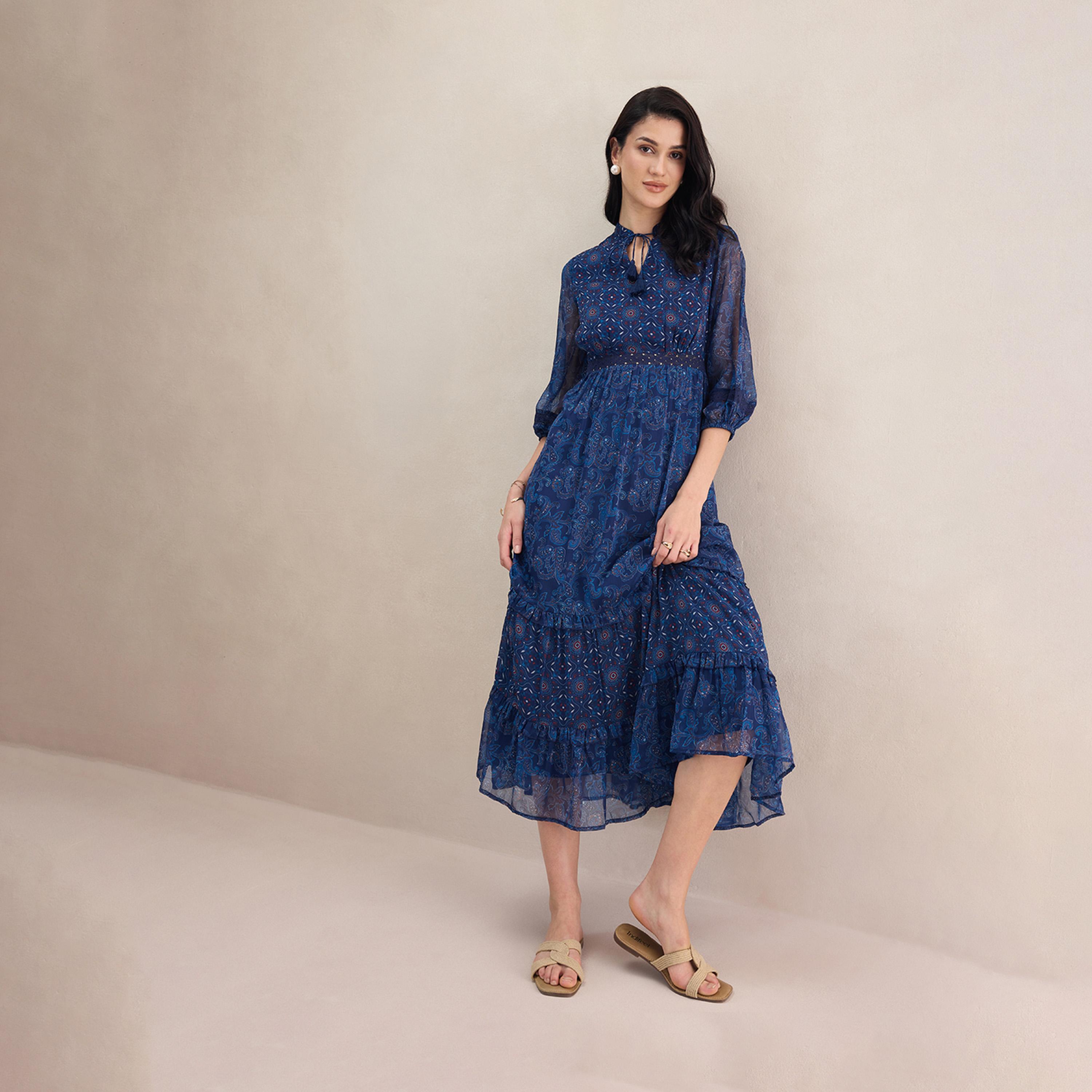 فيميلا × ستايلي - فستان ماكسي متعدد الطبقات بطبعة بيزلي مع رباط رقبة-women-clothing-dresses-image-6