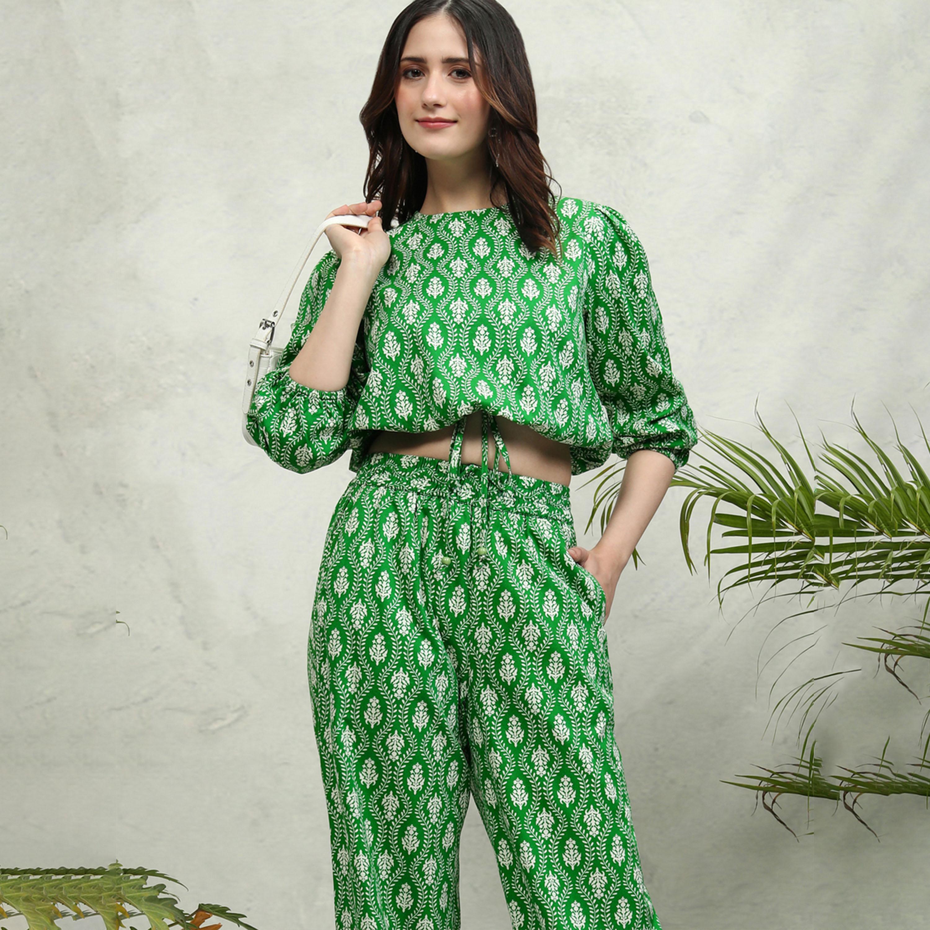 طوكيو توكيز - طقم بلوزة قصيرة بأكمام منفوخة ورقبة دائرية مع بنطال-women-clothing-coordsets-image-2