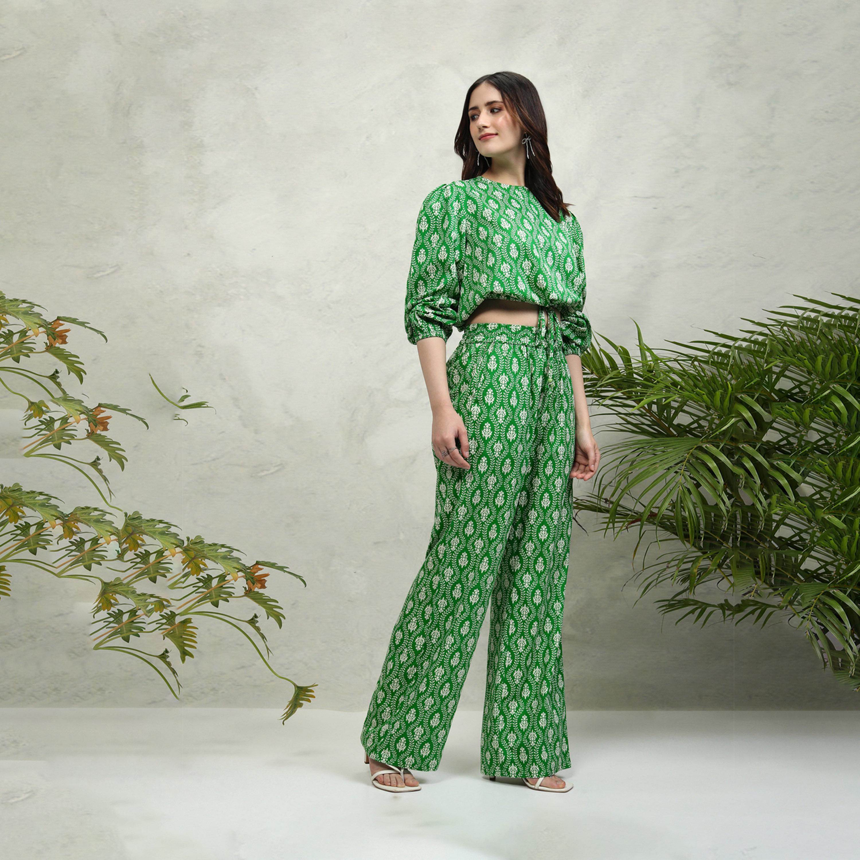 طوكيو توكيز - طقم بلوزة قصيرة بأكمام منفوخة ورقبة دائرية مع بنطال-women-clothing-coordsets-image-4