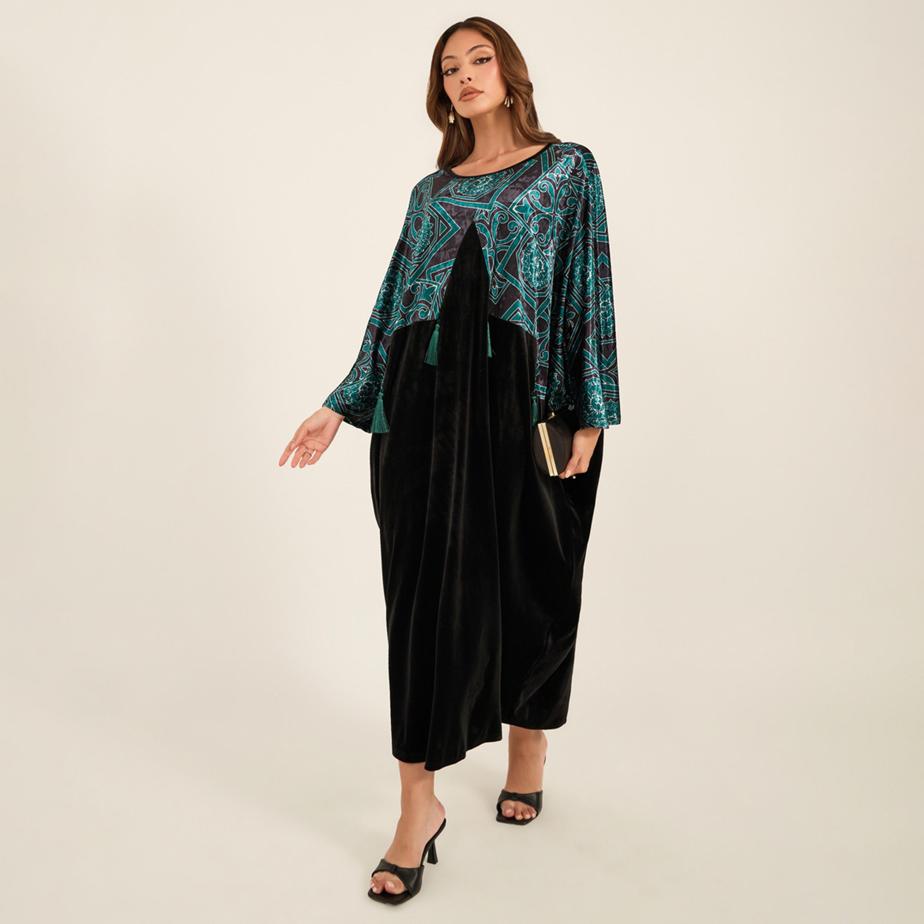 كي ال × ستايلي - قفطان بمظهر مخملي وأكمام خفاش مع تفاصيل شراشيب-women-arabicclothing-kaftan-image-2