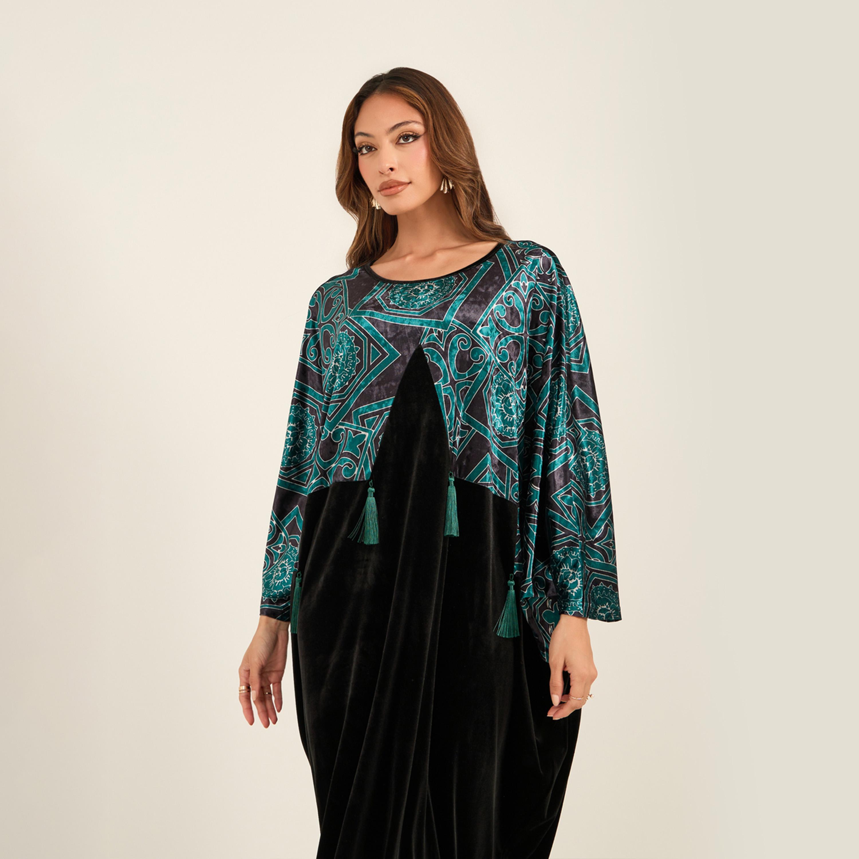 كي ال × ستايلي - قفطان بمظهر مخملي وأكمام خفاش مع تفاصيل شراشيب-women-arabicclothing-kaftan-image-3