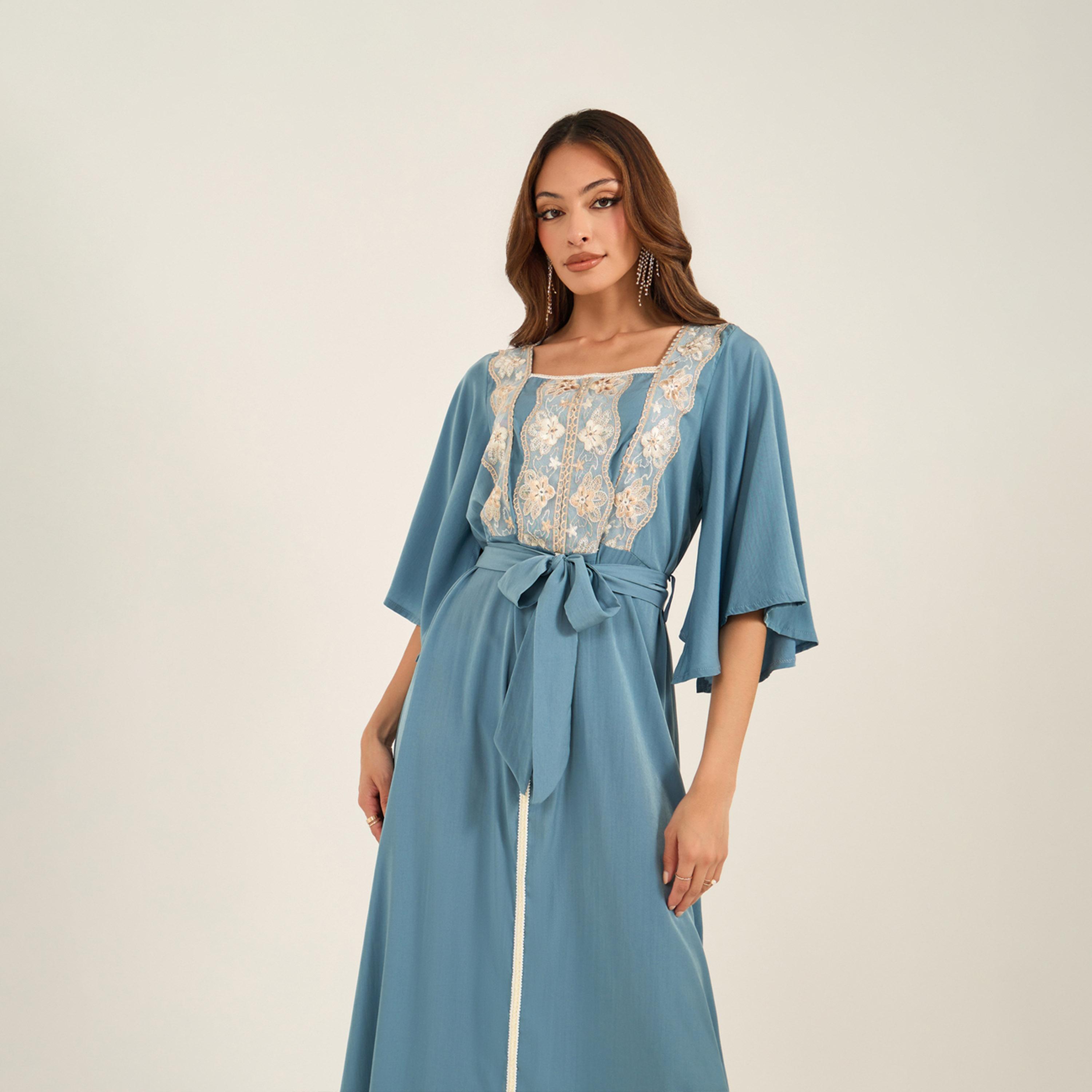 كي ال × ستايلي - جلابية ذات رقبة مربعة ومزينة بتطريز من الدانتيل-women-arabicclothing-jalabiyas-image-3