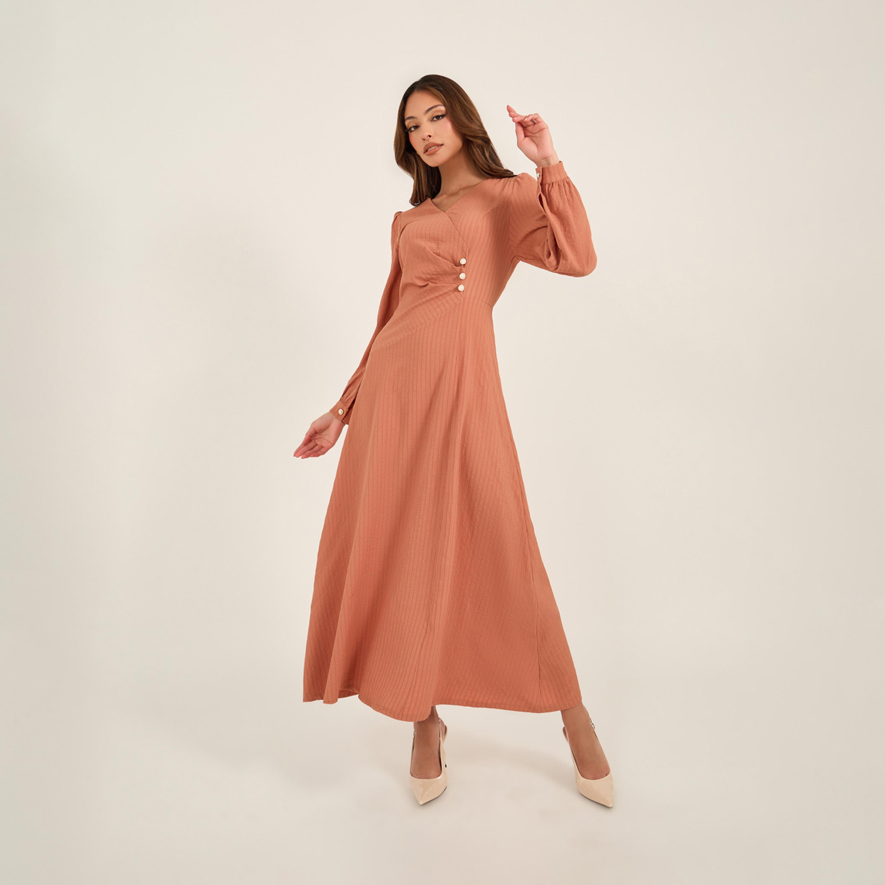 كي ال × ستايلي - فستان ماكسي بفتحة رقبة على شكل V وقصة A مع تفاصيل أزرار-women-clothing-dresses-image-1