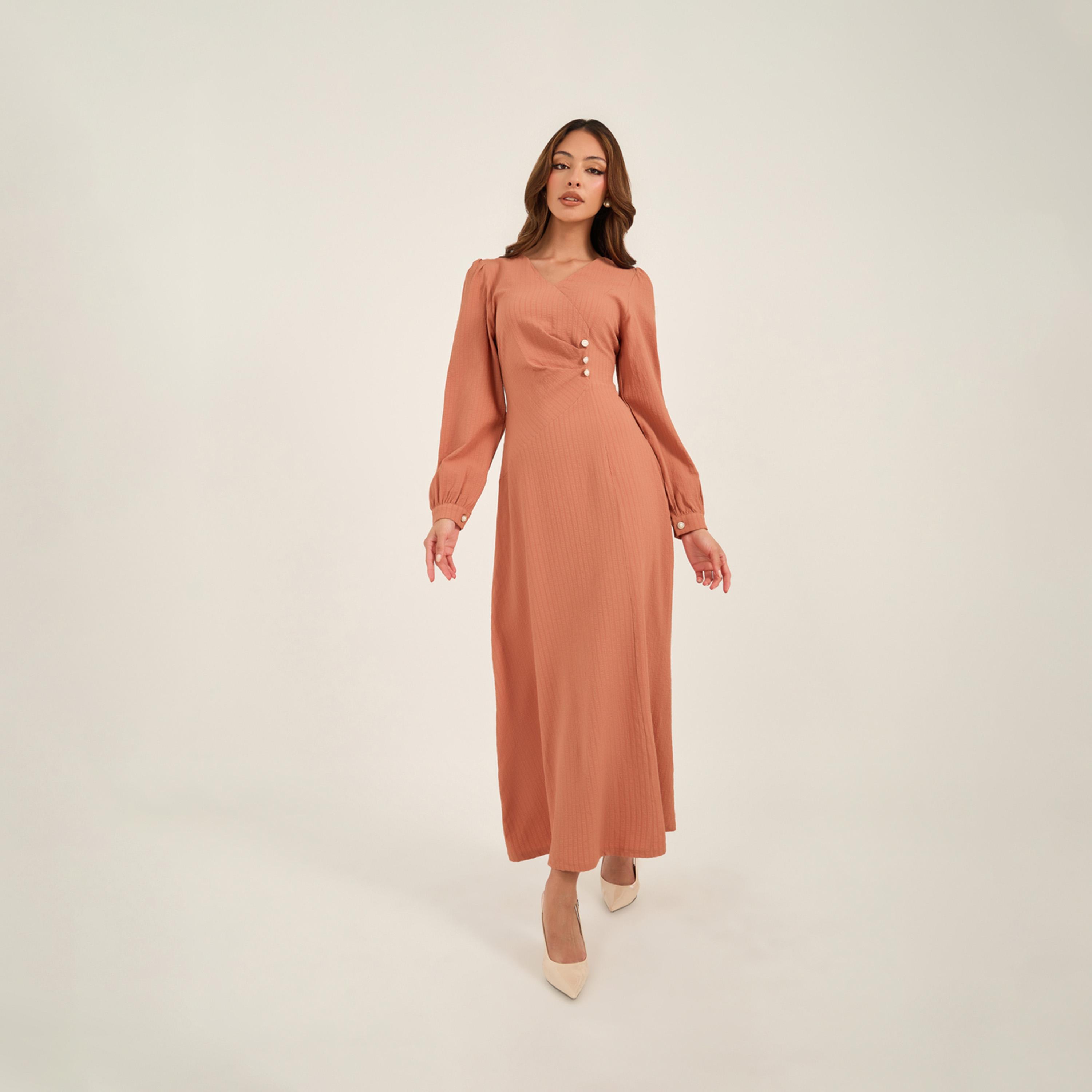 كي ال × ستايلي - فستان ماكسي بفتحة رقبة على شكل V وقصة A مع تفاصيل أزرار-women-clothing-dresses-image-2