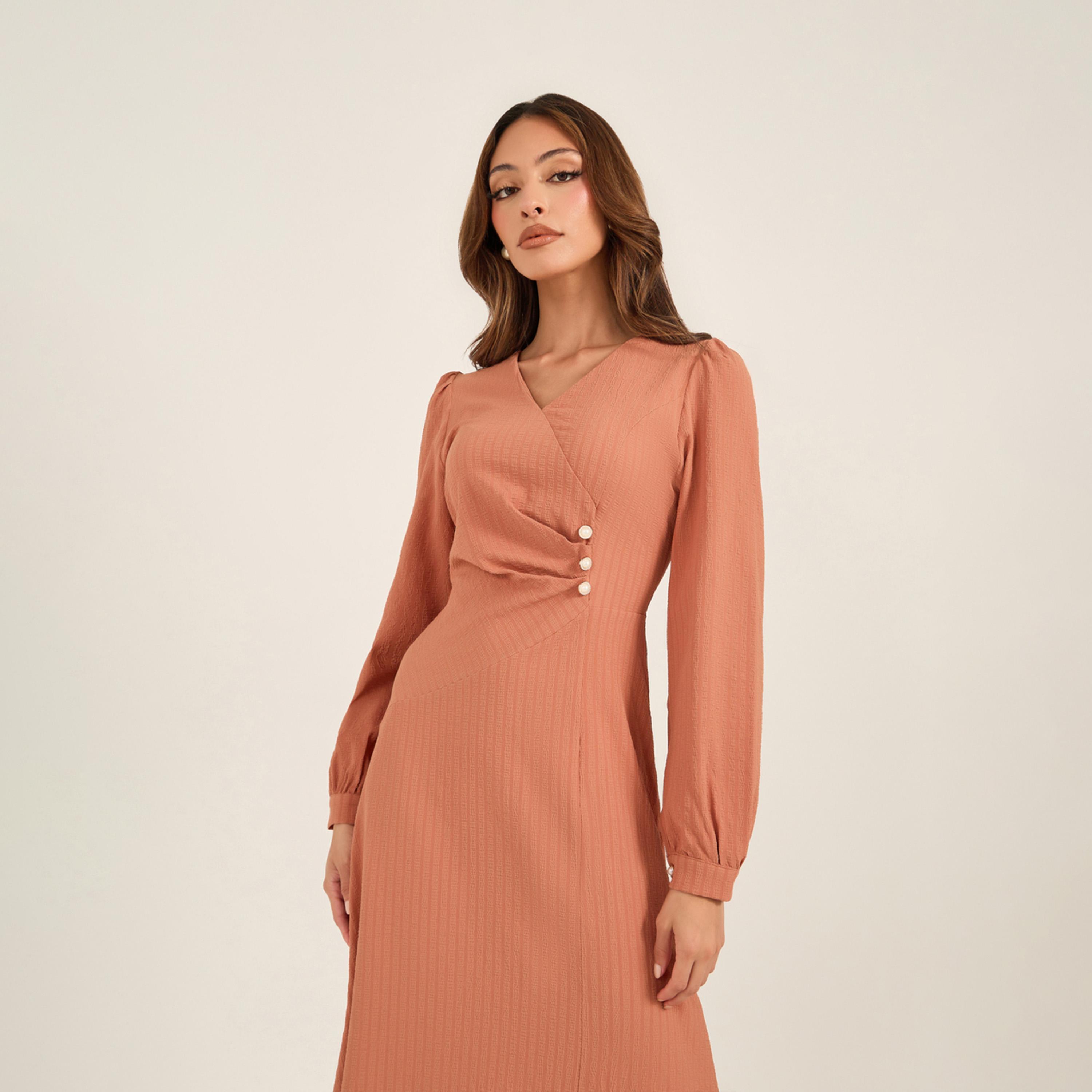 كي ال × ستايلي - فستان ماكسي بفتحة رقبة على شكل V وقصة A مع تفاصيل أزرار-women-clothing-dresses-image-3
