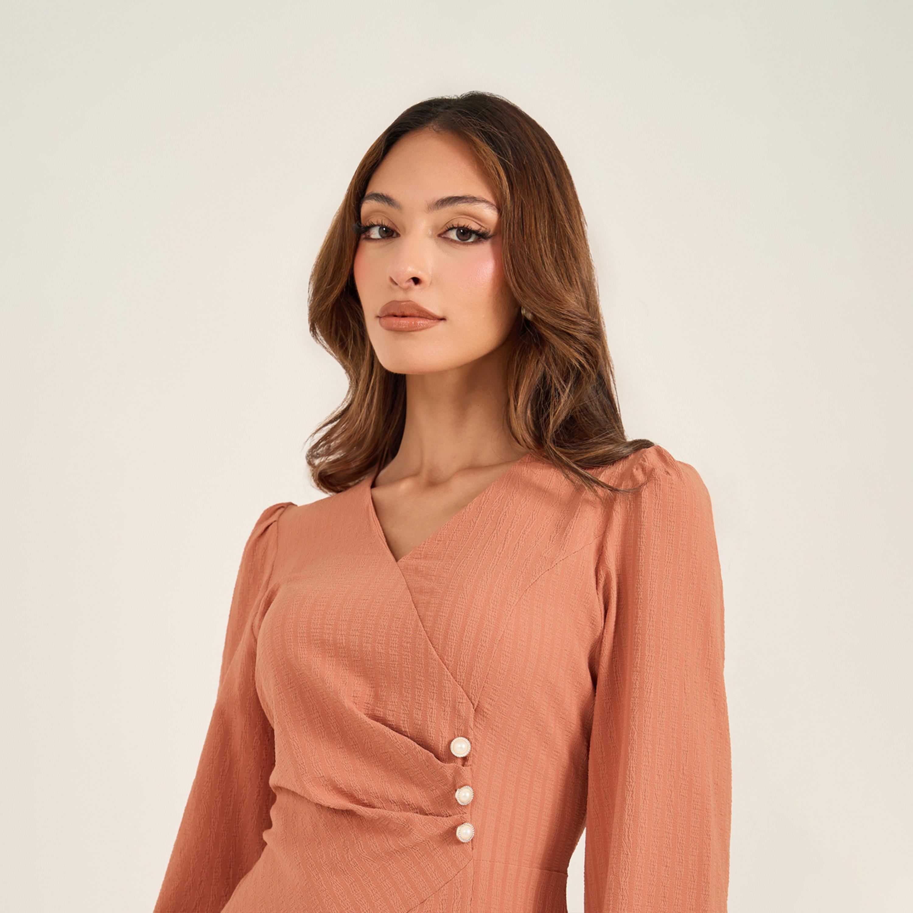 كي ال × ستايلي - فستان ماكسي بفتحة رقبة على شكل V وقصة A مع تفاصيل أزرار-women-clothing-dresses-image-4