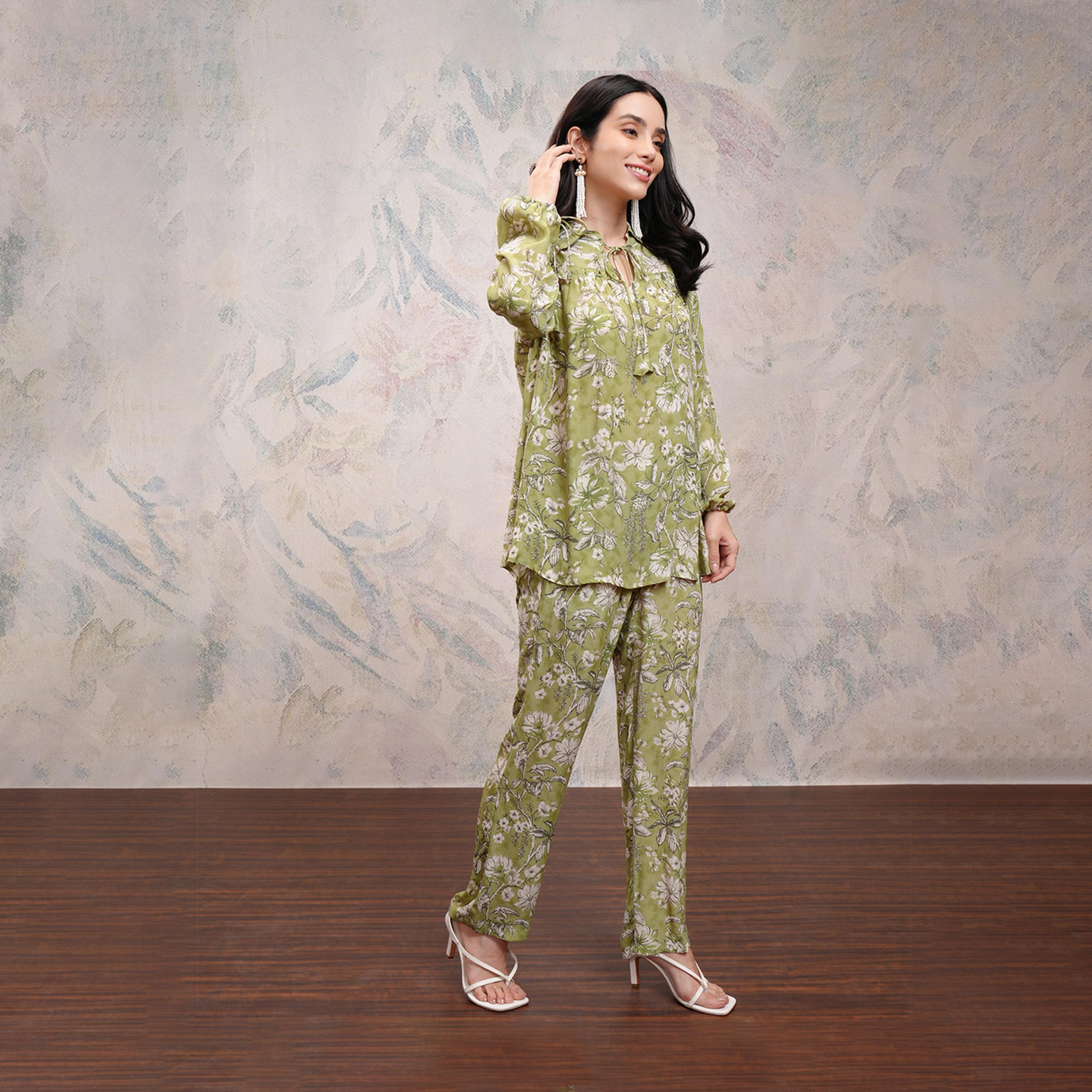 فيشود × ستايلي - طقم بلوزة ذات رباط حول الرقبة مطبوعة بالكامل مع بنطال بالازو-women-clothing-coordsets-image-2