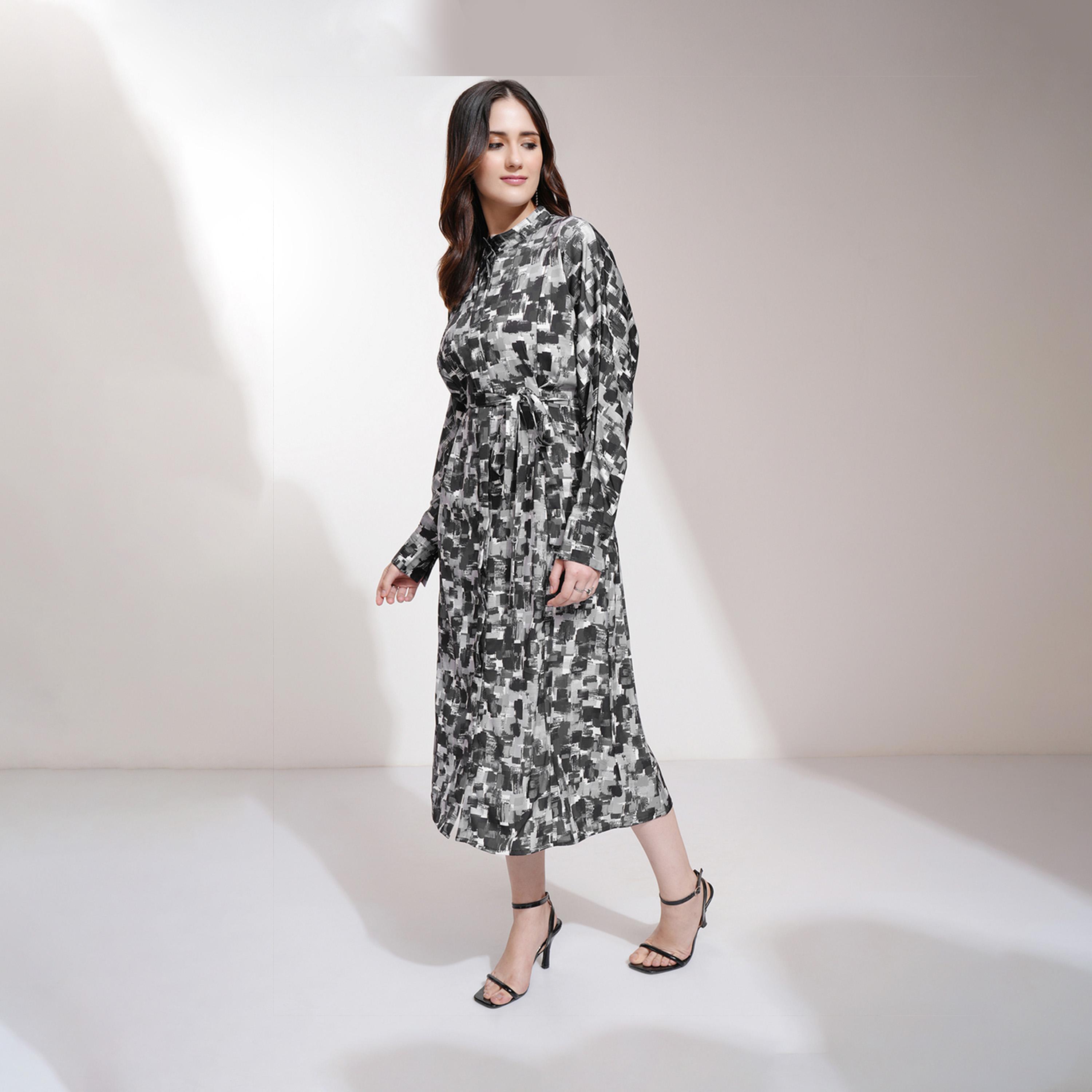 طوكيو توكيز - فستان متوسط الطول بأكمام أجنحة الخفاش وطبعة كاملة-women-clothing-dresses-image-2