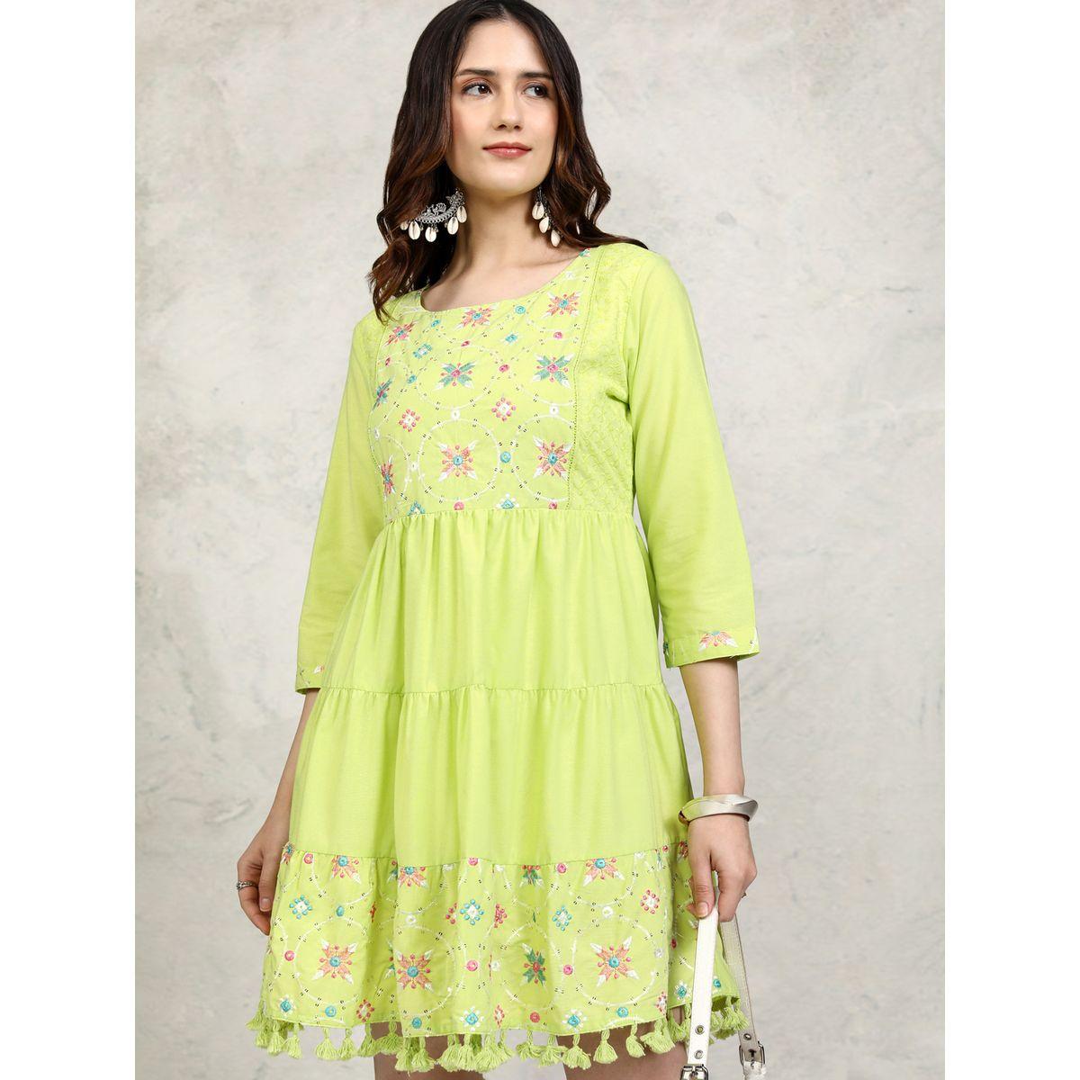 فستان قصير بتفاصيل مُطرّزة وكرات بوم بوم فيشود × ستايلي-women-clothing-dresses-image-1