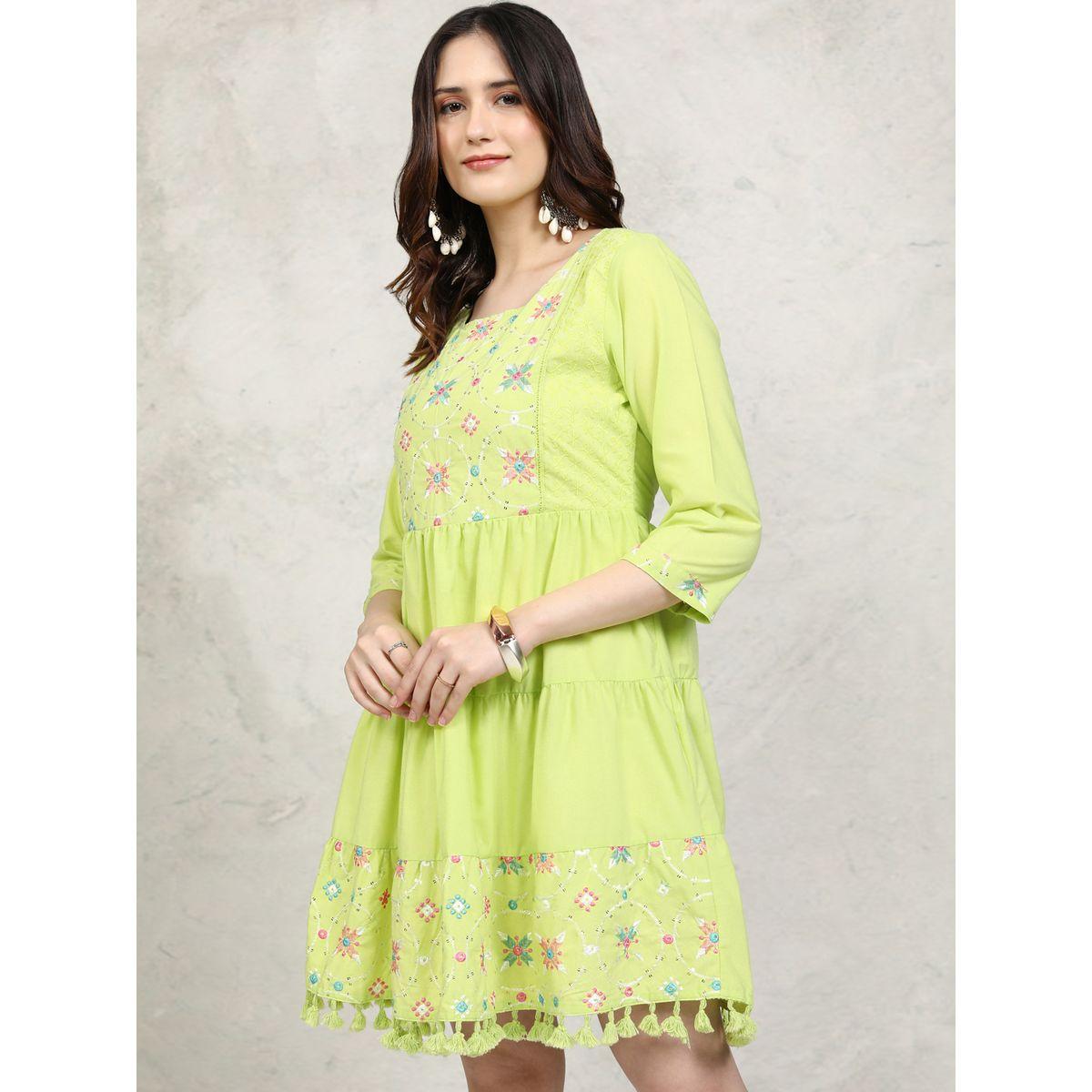 فستان قصير بتفاصيل مُطرّزة وكرات بوم بوم فيشود × ستايلي-women-clothing-dresses-image-4