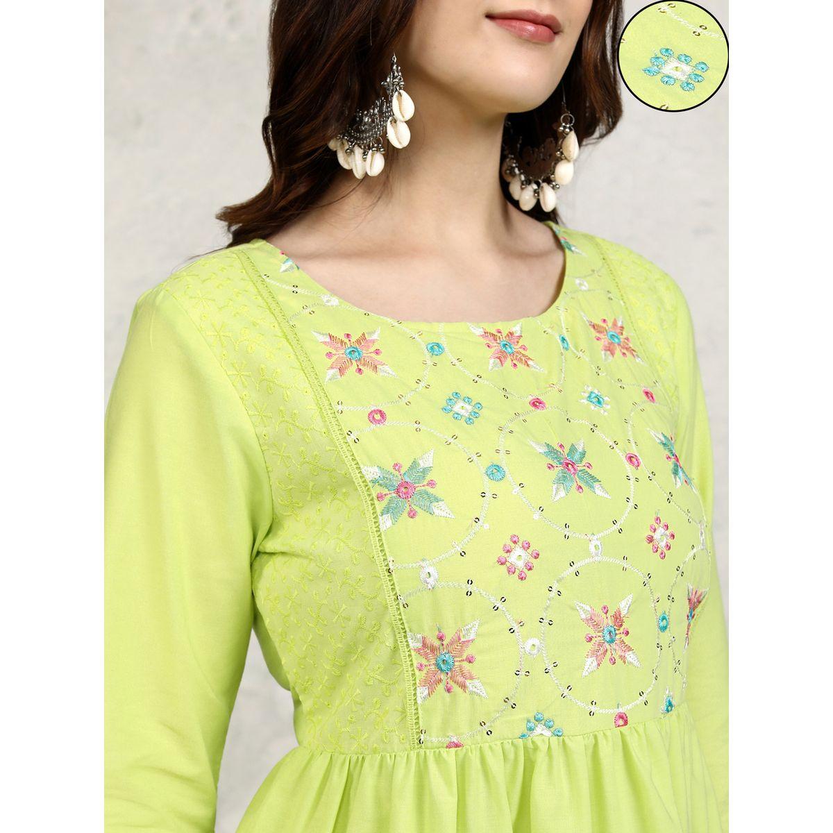 فستان قصير بتفاصيل مُطرّزة وكرات بوم بوم فيشود × ستايلي-women-clothing-dresses-image-5