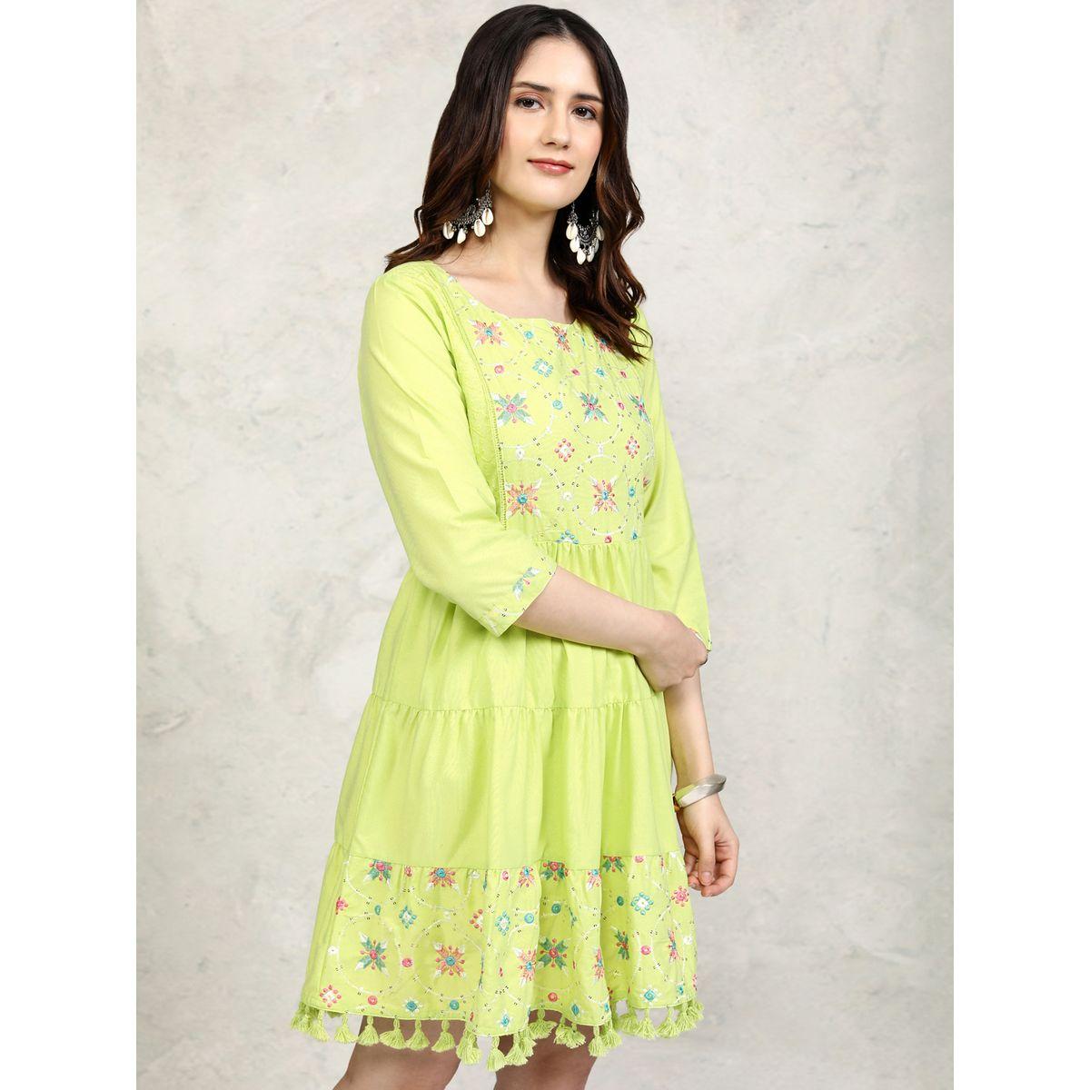 فستان قصير بتفاصيل مُطرّزة وكرات بوم بوم فيشود × ستايلي-women-clothing-dresses-image-6