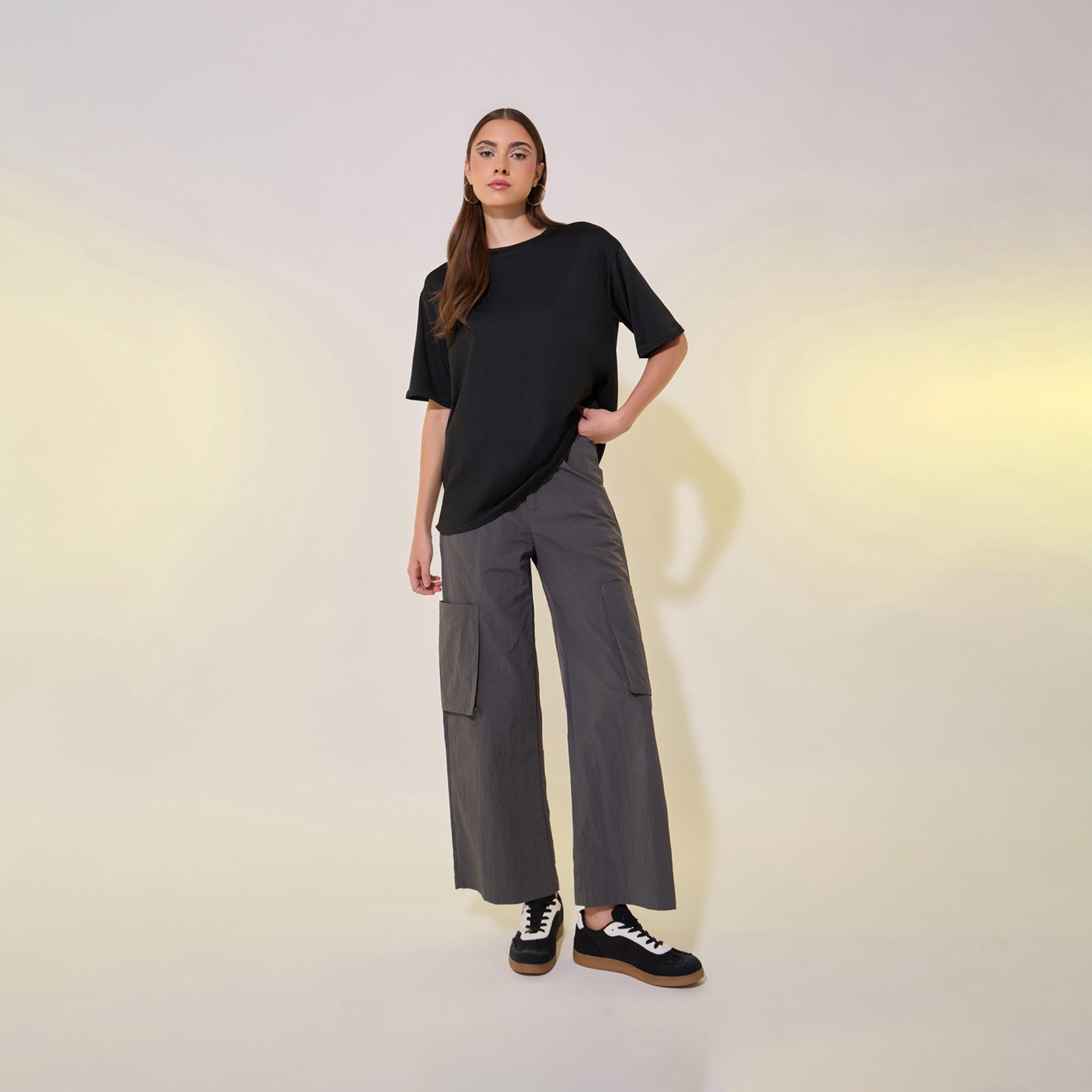 تيشيرت بتفاصيل مُطرزة وياقة دائرية-women-clothing-tshirts-image-2